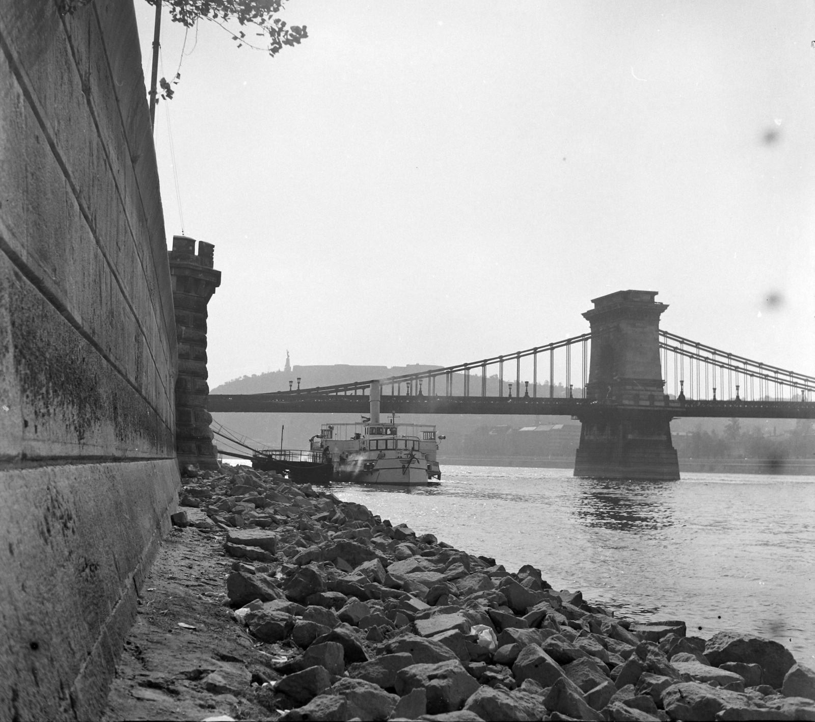 Hungary, Budapest V., Duna-part a Széchenyi István (Roosevelt) térnél, szemben a Széchenyi Lánchíd, háttérben a Gellért-hegy., 1969, UVATERV, picture, port, Budapest, suspension bridge, Danube's shore, Duna-bridge, William Tierney Clark-design, Fortepan #97749