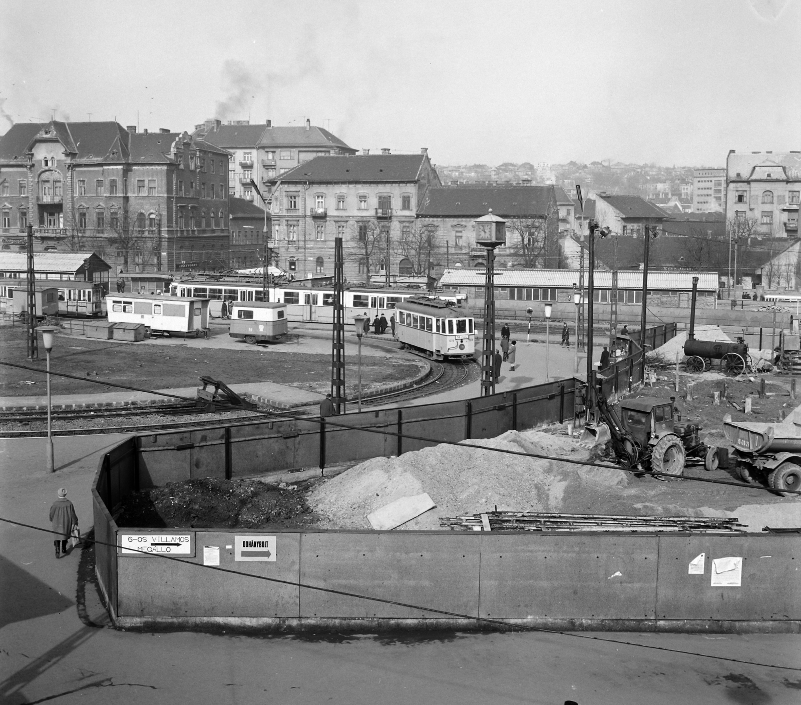 Magyarország, Budapest II., Széll Kálmán (Moszkva) tér, szemben a Dékán utca torkolata. Előtérben a metróállomás csarnokának építési területe., 1970, UVATERV, metróépítés, Budapest, Fortepan #97786