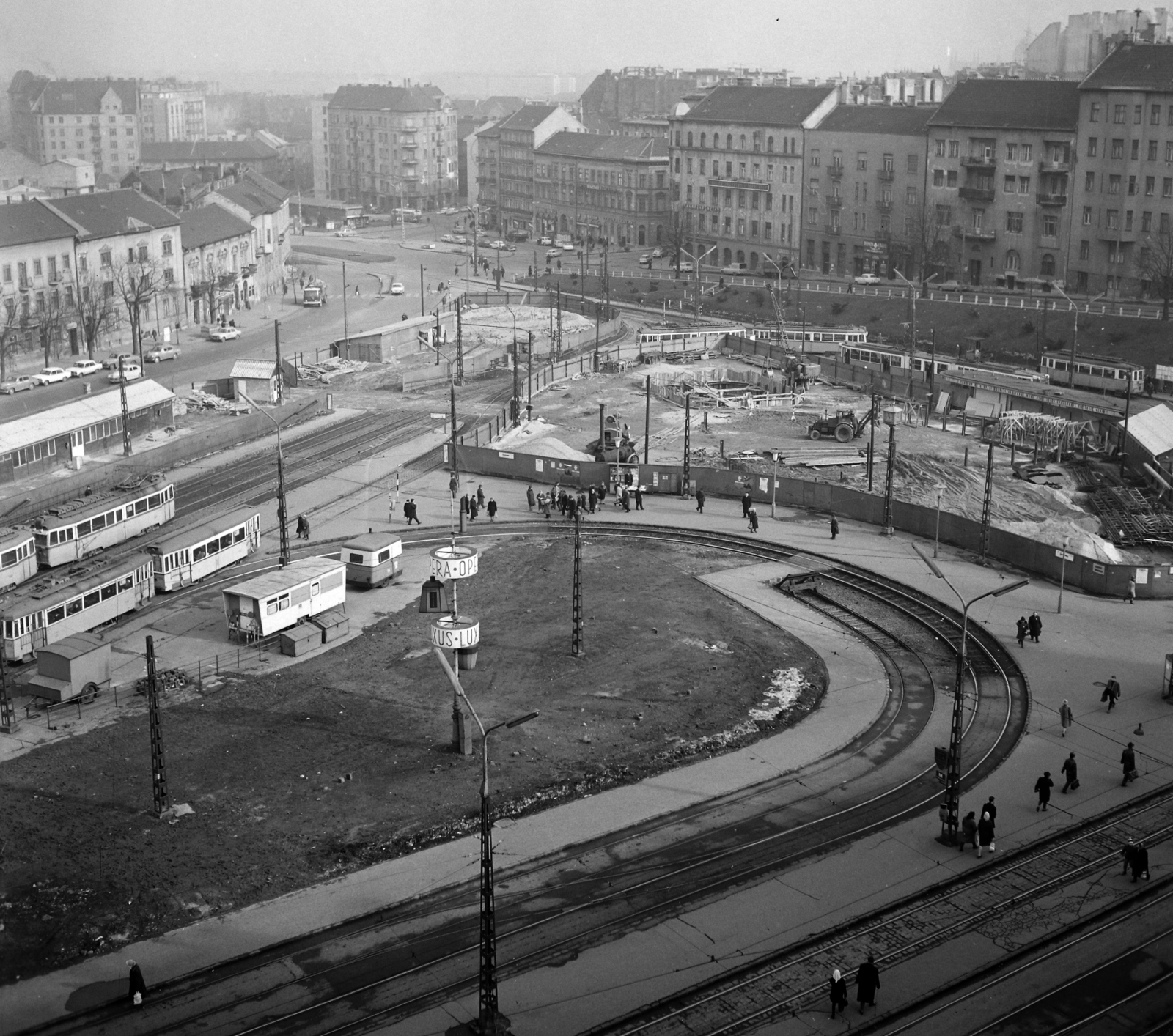 Hungary, Budapest II., Széll Kálmán (Moszkva) tér a Széna tér felé nézve. Jobbra a metróállomás csarnokának építési területe és a Vérmező út házsora., 1970, UVATERV, subway construction, Budapest, Fortepan #97789