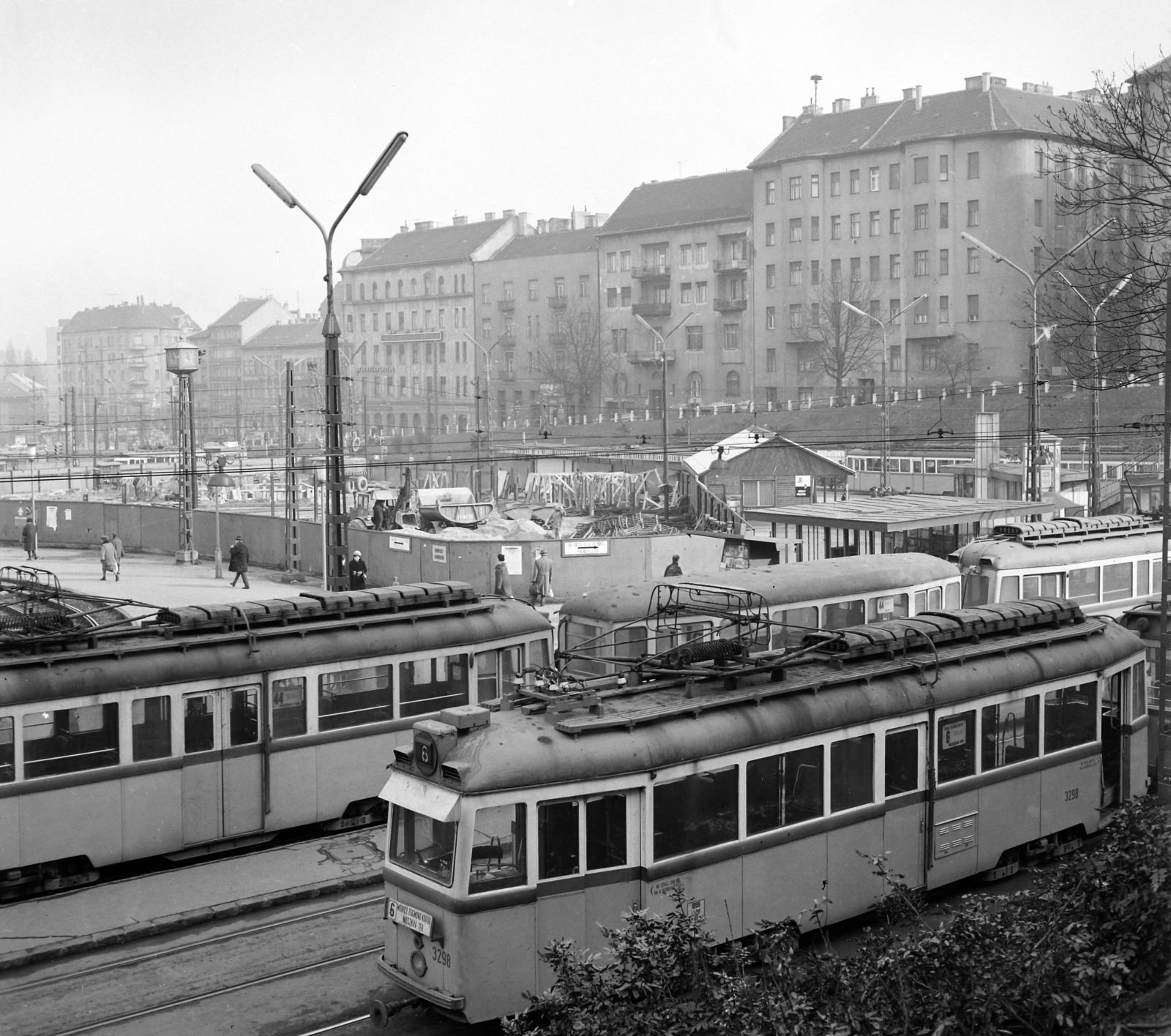 Hungary, Budapest II., Széll Kálmán (Moszkva) tér, a metróállomás csarnokának építési területe. Szemben a Vérmező út házsora., 1970, UVATERV, subway construction, Budapest, Fortepan #97792