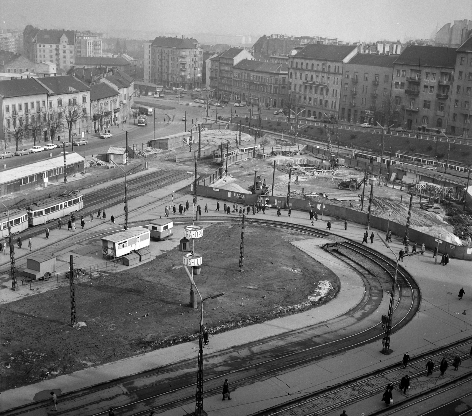 Magyarország, Budapest II., Széll Kálmán (Moszkva) tér a Széna tér felé nézve. Jobbra a metróállomás csarnokának építési területe és a Vérmező út házsora., 1970, UVATERV, villamos, Budapest, Fortepan #97794