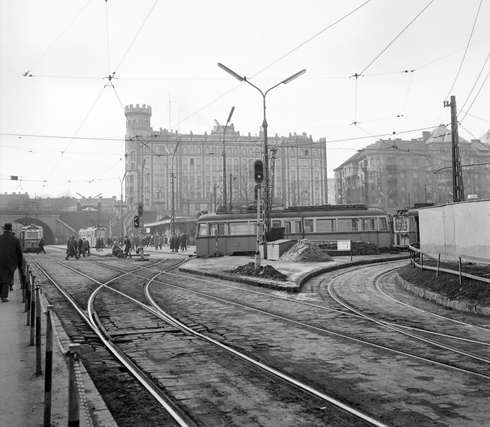 Magyarország, Budapest XII.,Budapest II., Széll Kálmán (Moszkva) tér, szemben a Postapalota., 1970, UVATERV, villamos, Budapest, postahivatal, Sándy Gyula-terv, Fortepan #97795