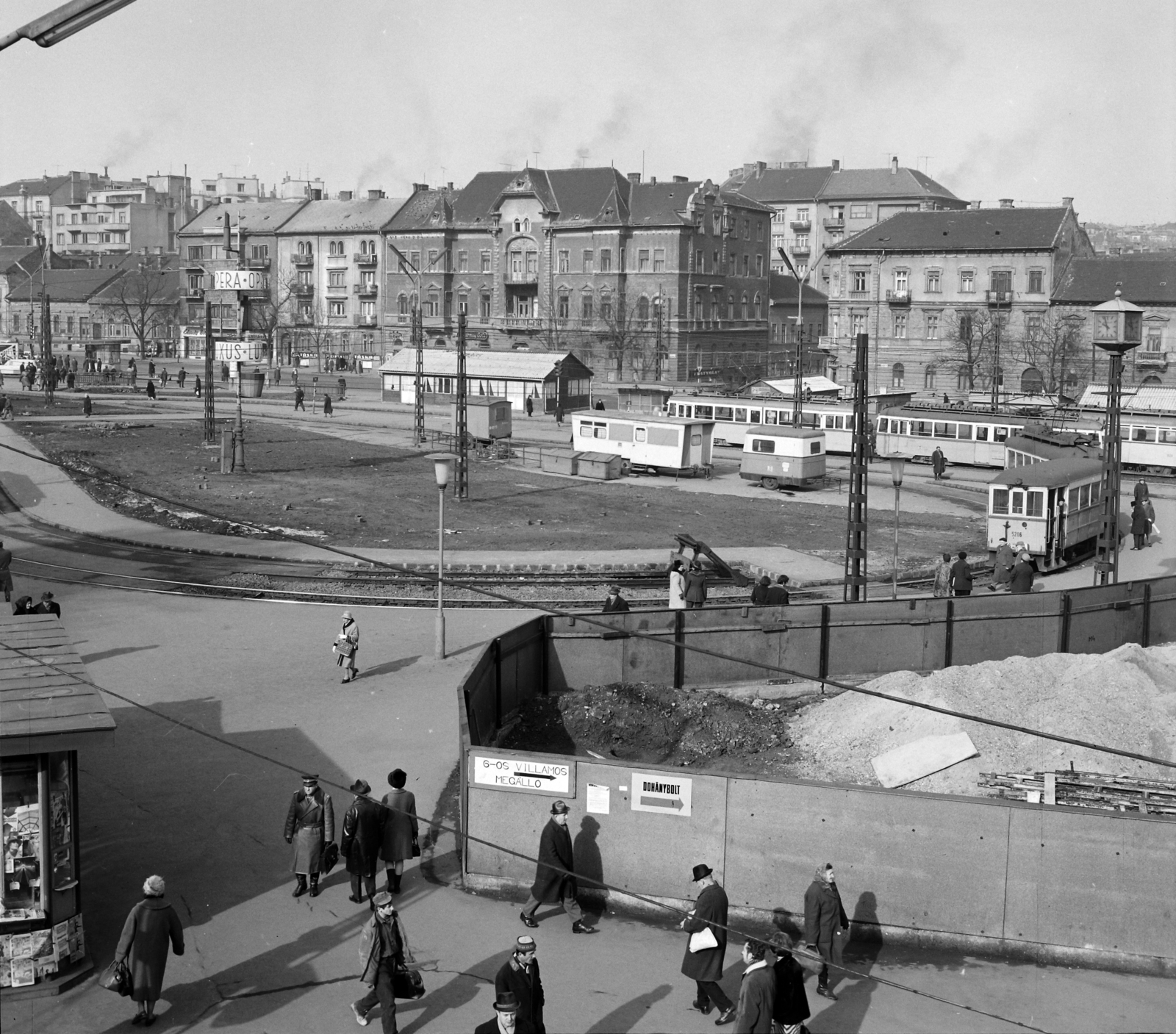 Magyarország, Budapest II., Széll Kálmán (Moszkva) tér, szemben a Dékán utca torkolata. Előtérben a metróállomás csarnokának építési területe., 1970, UVATERV, Budapest, Fortepan #97796