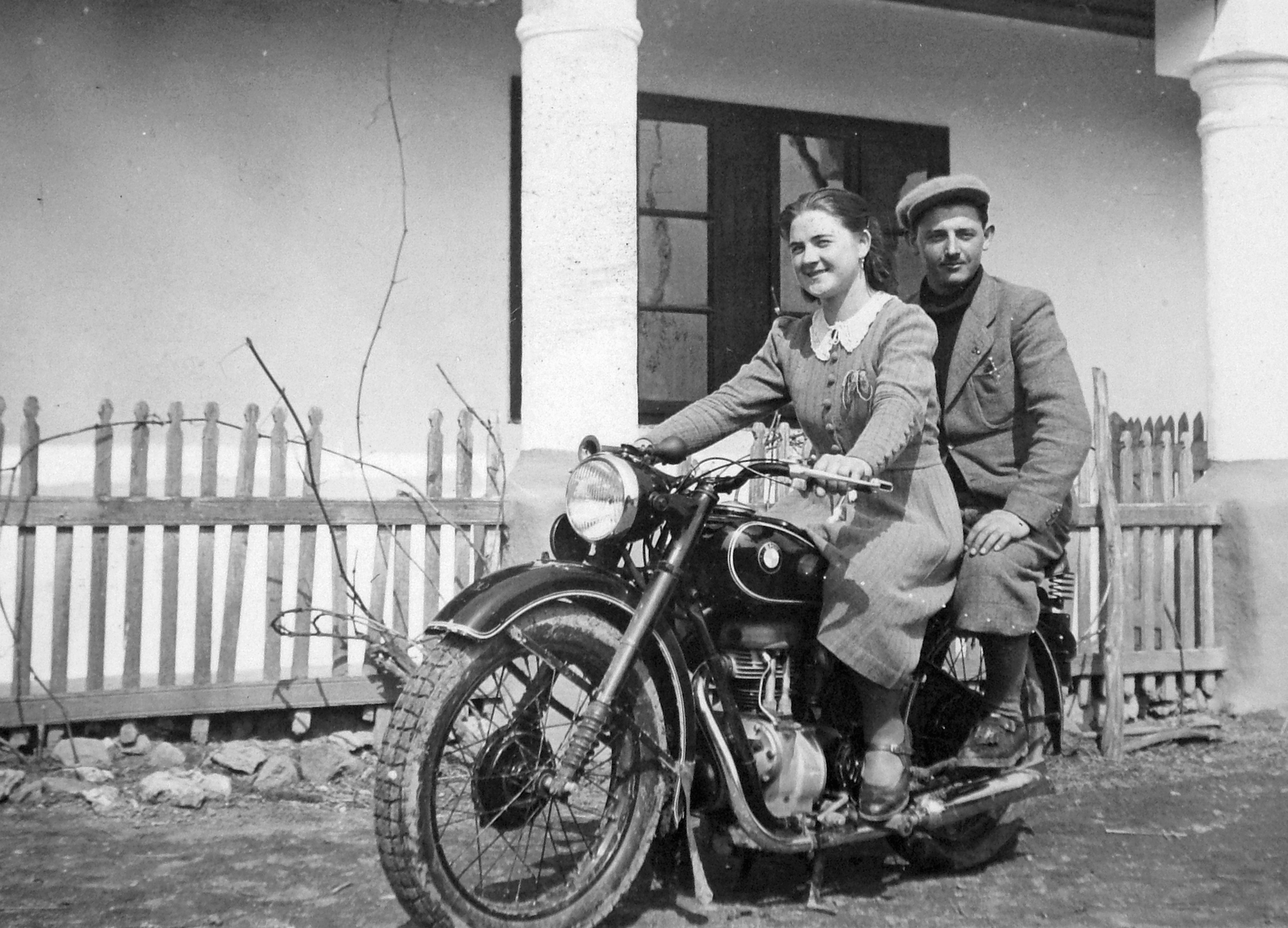 BMW R23 típusú motorkerékpár., 1943, Fortepan, German brand, motorcycle, yard, BMW-brand, lath fence, man and woman, breech, porch, Fortepan #9783
