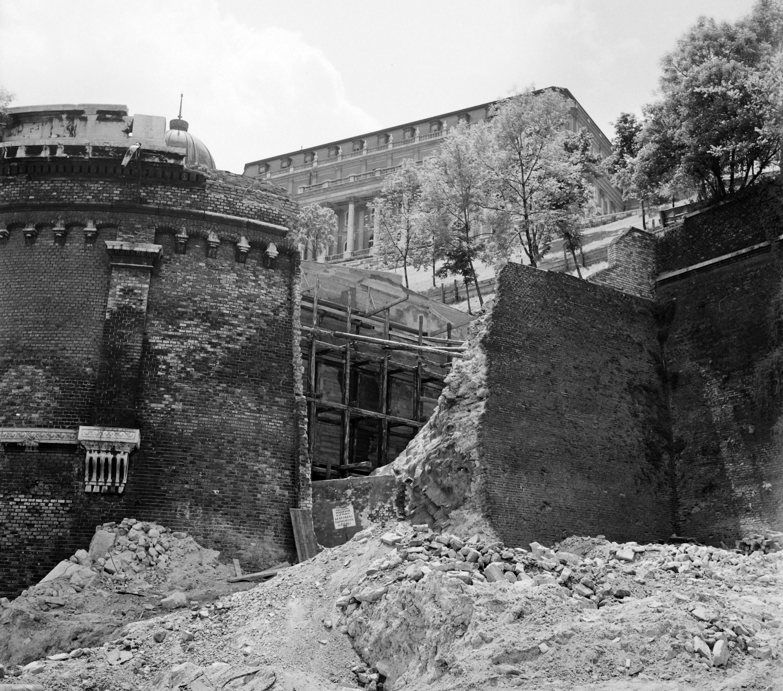 Hungary, Budapest I., Clark Ádám tér, a vároldal támfala, fenn a Budavári Palota (korábban Királyi Palota). A felvétel a Budavári Sikló (egykor Budai Hegypálya) újjáépítésének kezdetekor készült., 1970, UVATERV, Budapest, Fortepan #97836