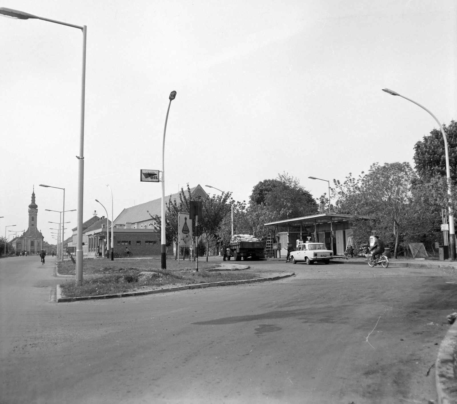 Magyarország, Mosonmagyaróvár, Szent István király út, balra a Nepomuki Szent János templom., 1970, UVATERV, benzinkút, Fortepan #97847