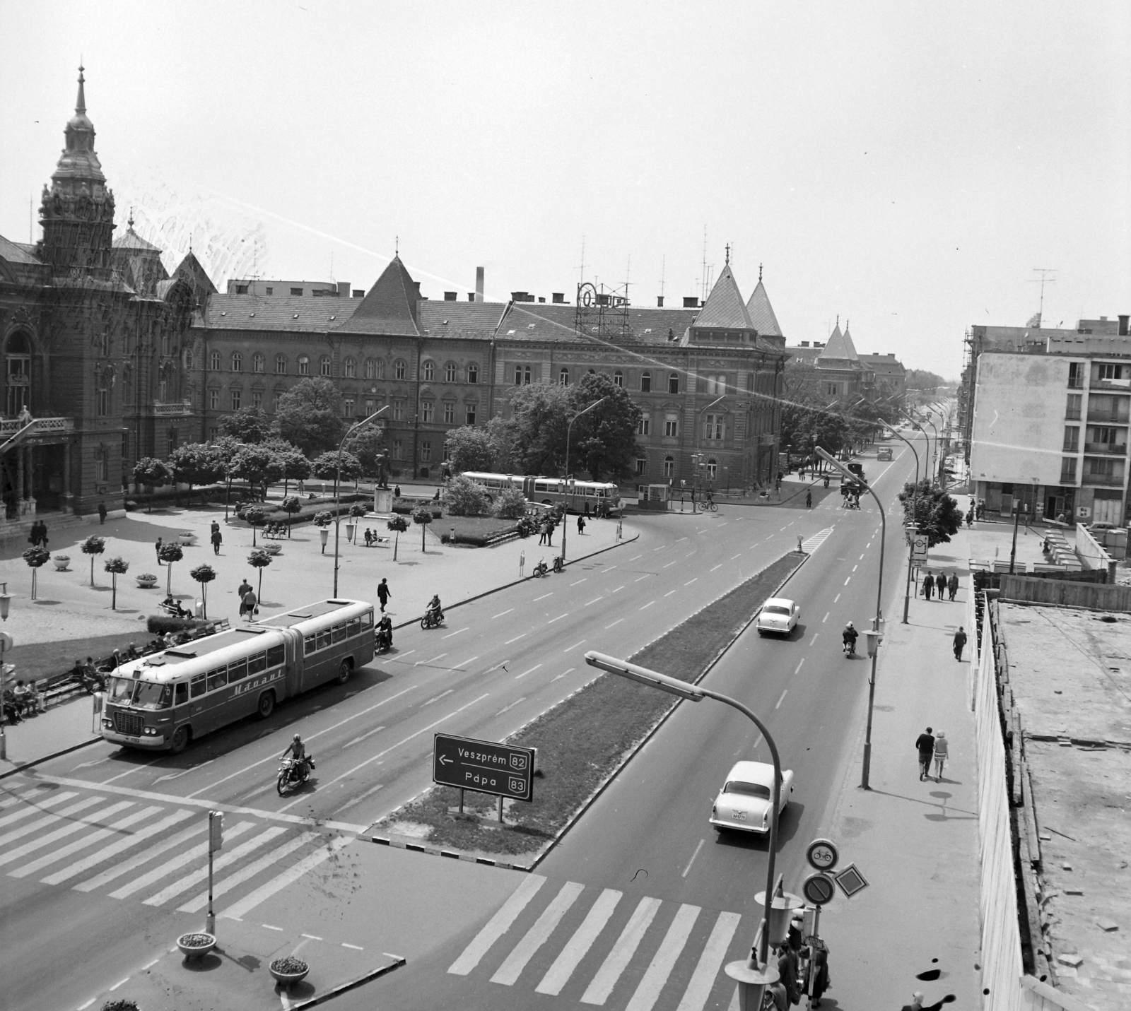 Hungary, Győr, Szent István út (Tanácsköztársaság útja) és a Városház (Szabadság) tér a Rába Hotelből nézve., 1970, UVATERV, public building, Neo-Baroque-style, Jenő Hübner-design, crosswalk, Fortepan #97852