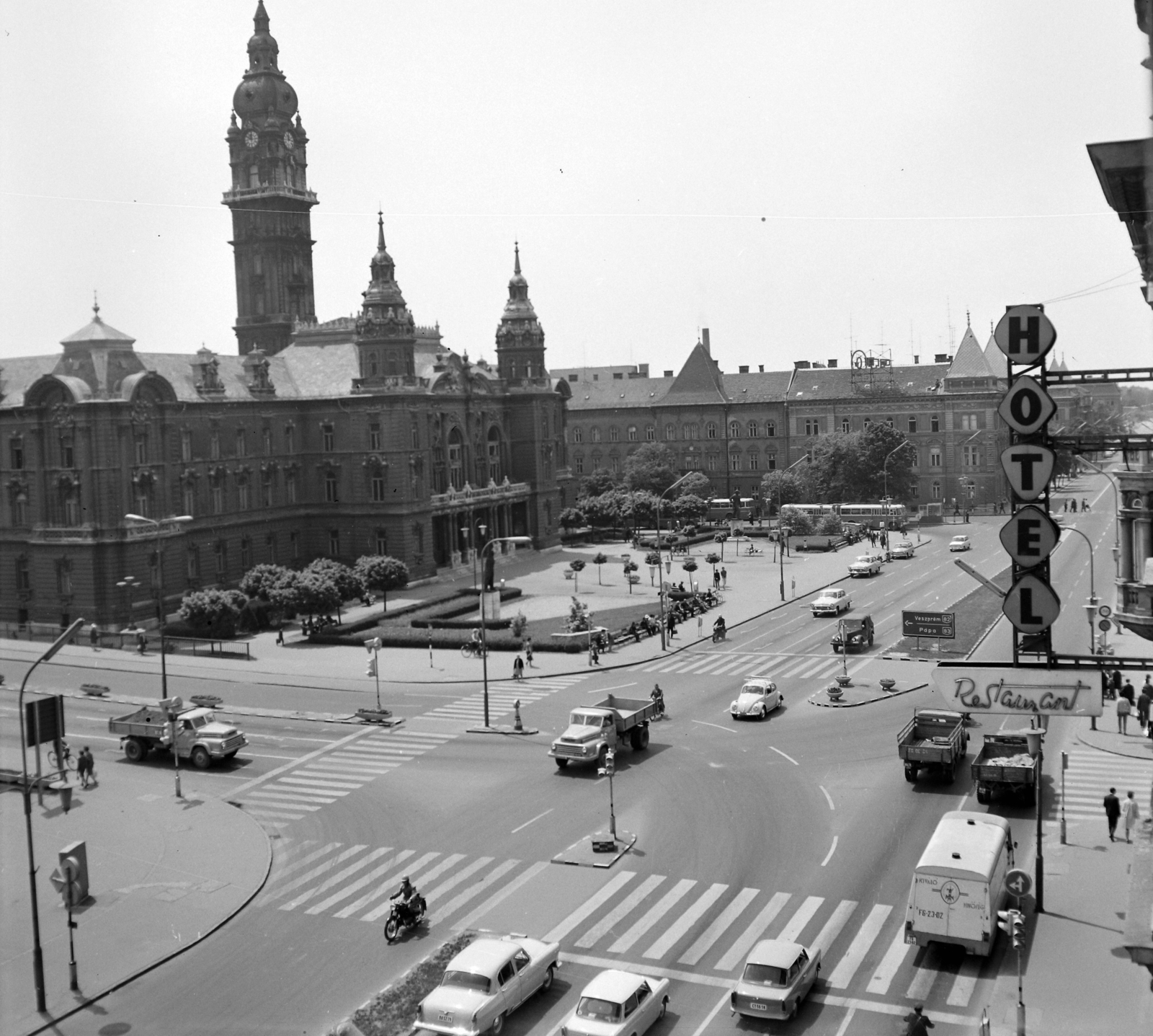 Hungary, Győr, Szent István (Tanácsköztársaság) út - Baross Gábor (Lenin) út kereszteződés és a Városháza a Rába Hotelből nézve., 1970, UVATERV, public building, Csepel D450, Neo-Baroque-style, Jenő Hübner-design, crosswalk, Fortepan #97853
