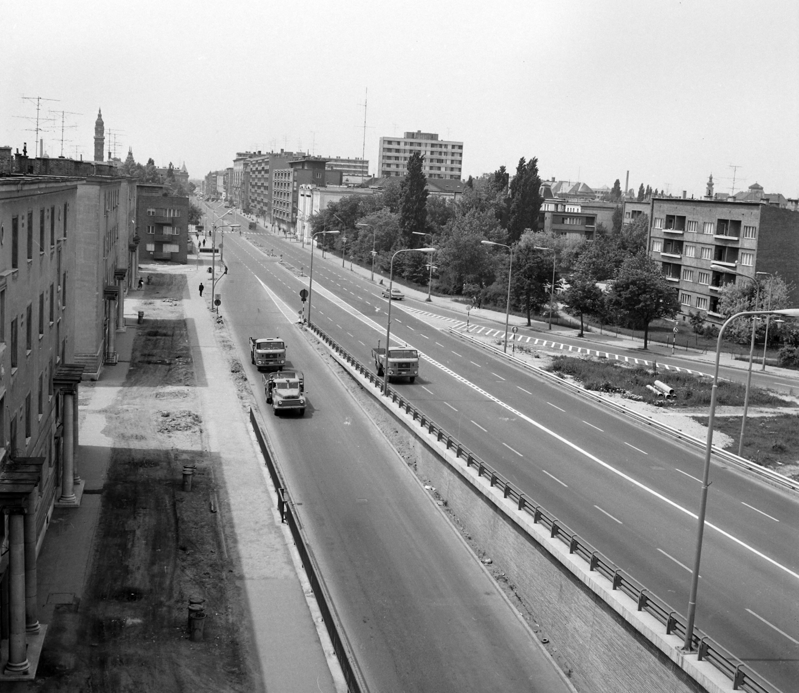 Hungary, Győr, Szent István (Tanácsköztársaság) út a Bisinger József hídtól nézve, balra a Városháza tornya látszik., 1970, UVATERV, Fortepan #97856