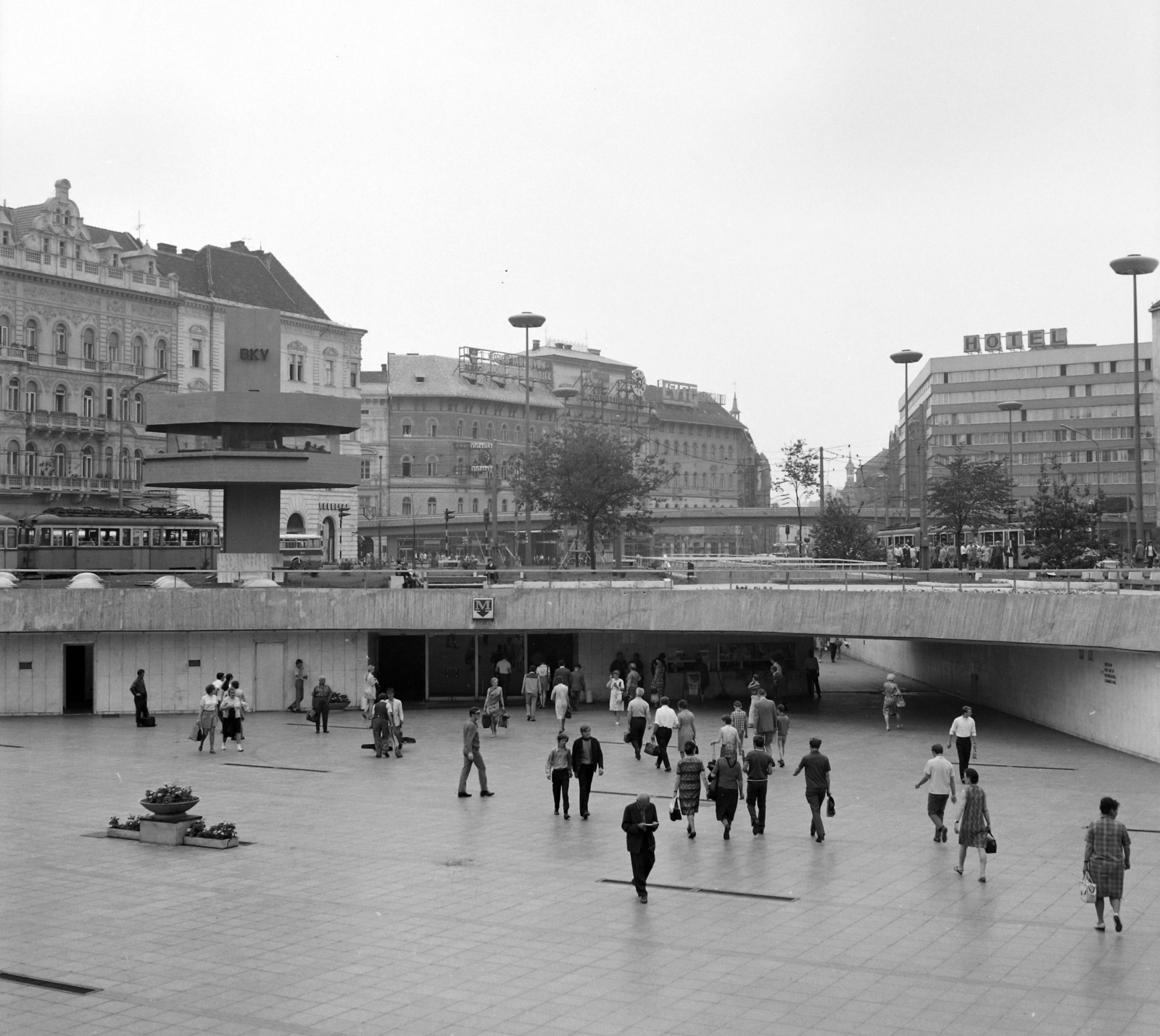 Magyarország, Budapest VIII., Baross téri aluljáró. Háttérben a Rottenbiller utcai felüljáró és a Rákóczi út torkolata., 1970, UVATERV, forgalmi iroda, villamos, aluljáró, BKV-szervezet, metróállomás, Budapest, Fortepan #97869