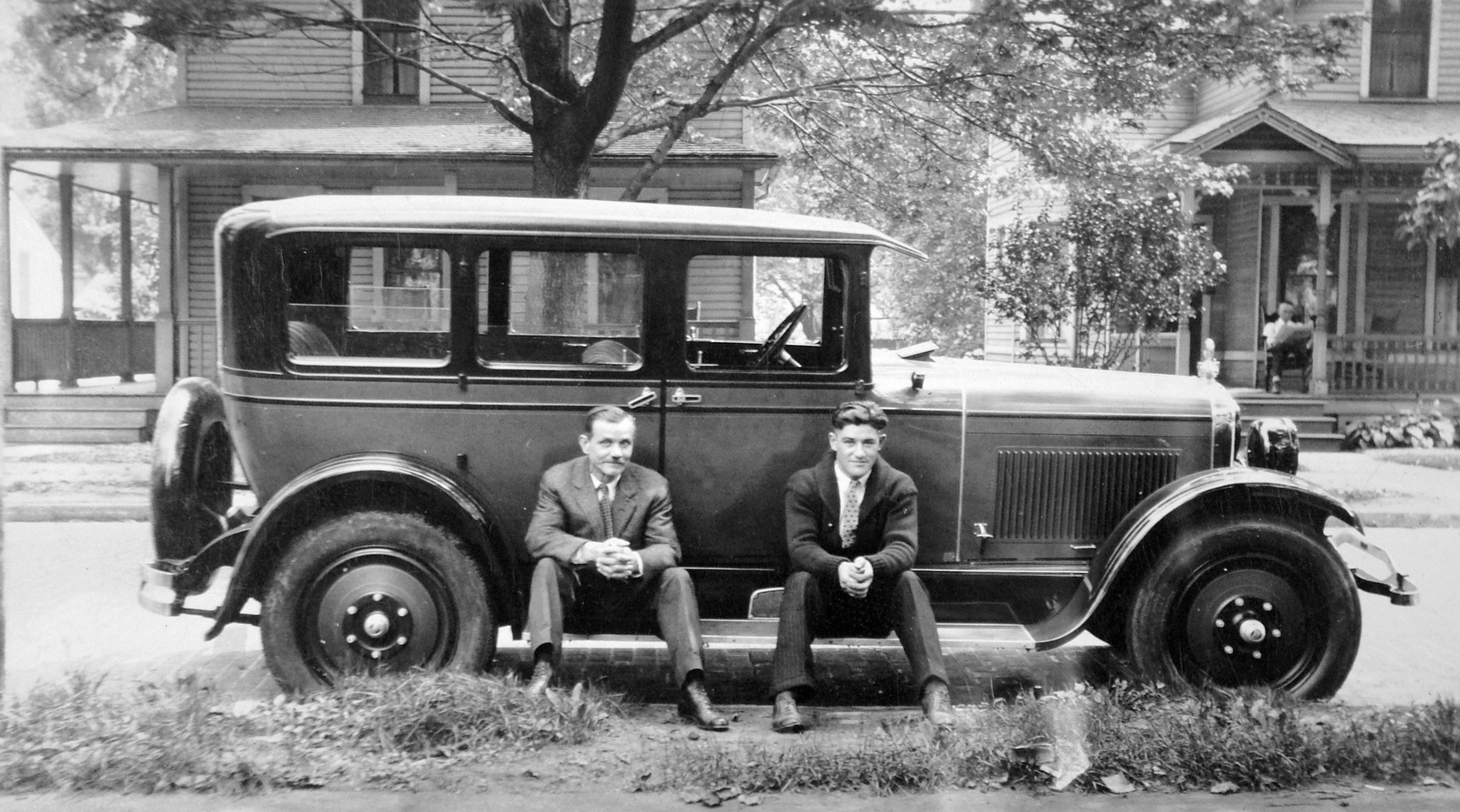 USA, 1936, Fortepan, automobile, intertwined fingers, sitting on a car, Fortepan #9787
