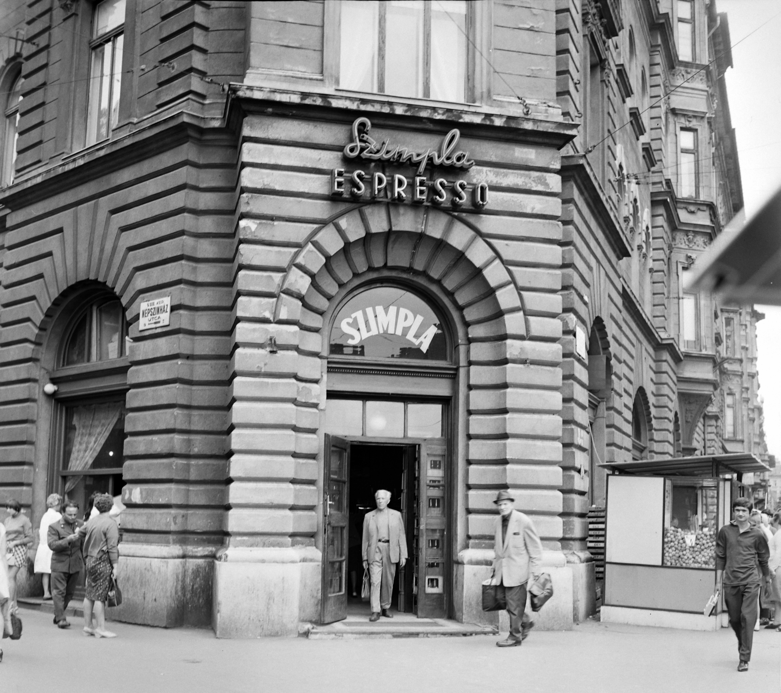 Hungary, Budapest VIII., Népszínház utca - József körút sarok, a felvétel a Szimpla eszpresszó előtt készült., 1970, UVATERV, sign-board, pedestrian, street view, espresso, street name sign, greengrocer, neon sign, Budapest, Fortepan #97890