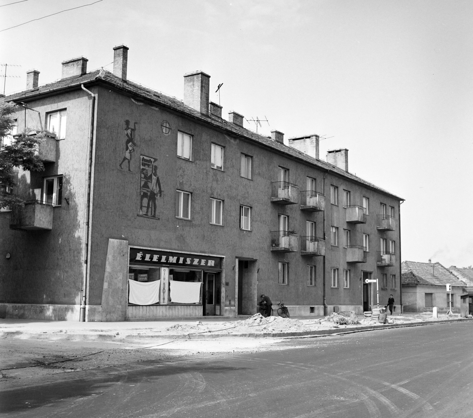 Hungary, Vác, Dr. Csányi László körút (Lenin út) 17. A falon az Újságárus és nyomdász című sgraffito (Z. Gács György)., 1970, UVATERV, street view, architectural ornament, wall painting, Fortepan #97905