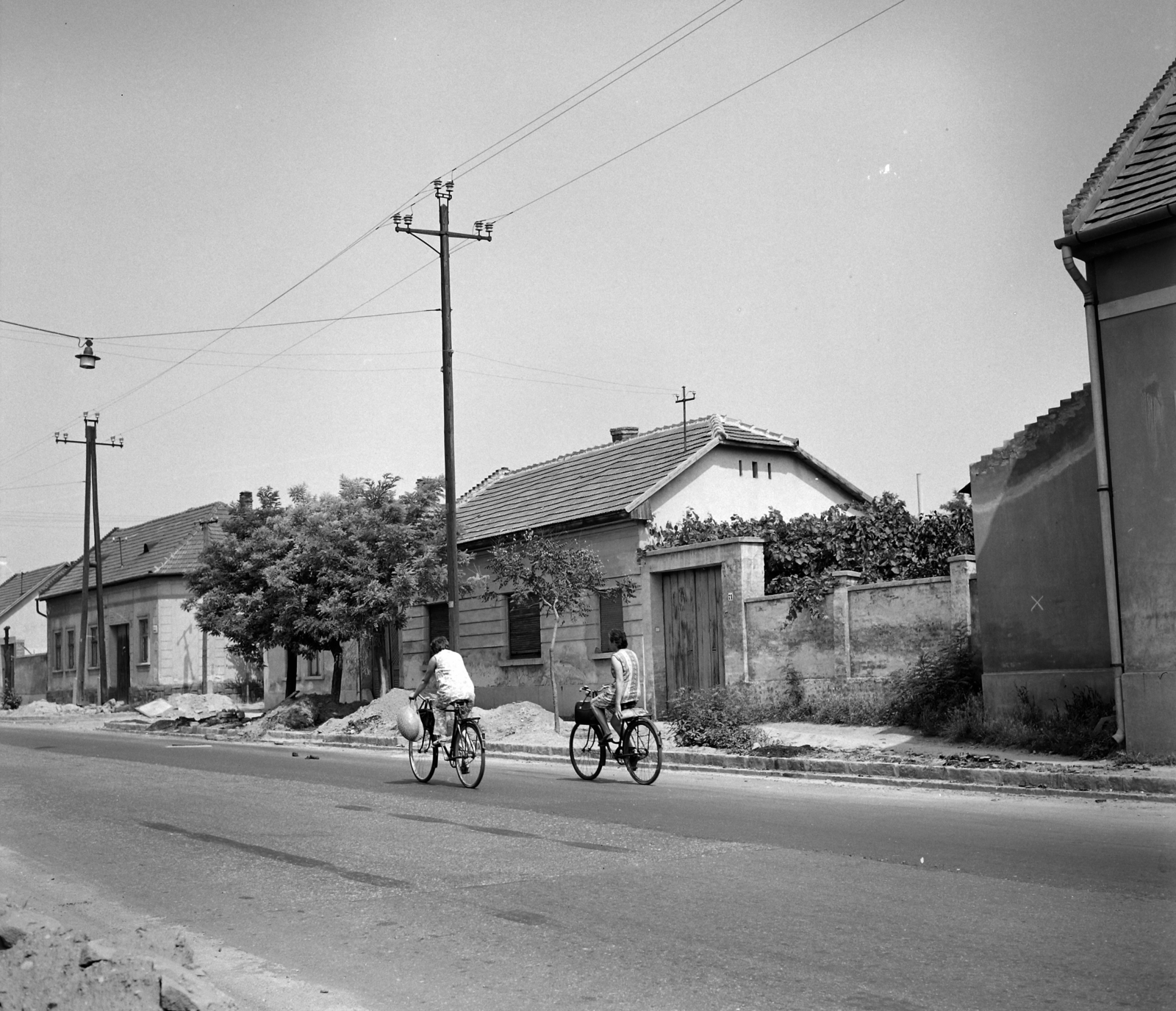 Hungary, Vác, Árpád út (2-es főút), szemben az Aranka utca torkolata., 1970, UVATERV, bicycle, string bag, loaf of bread, Fortepan #97912