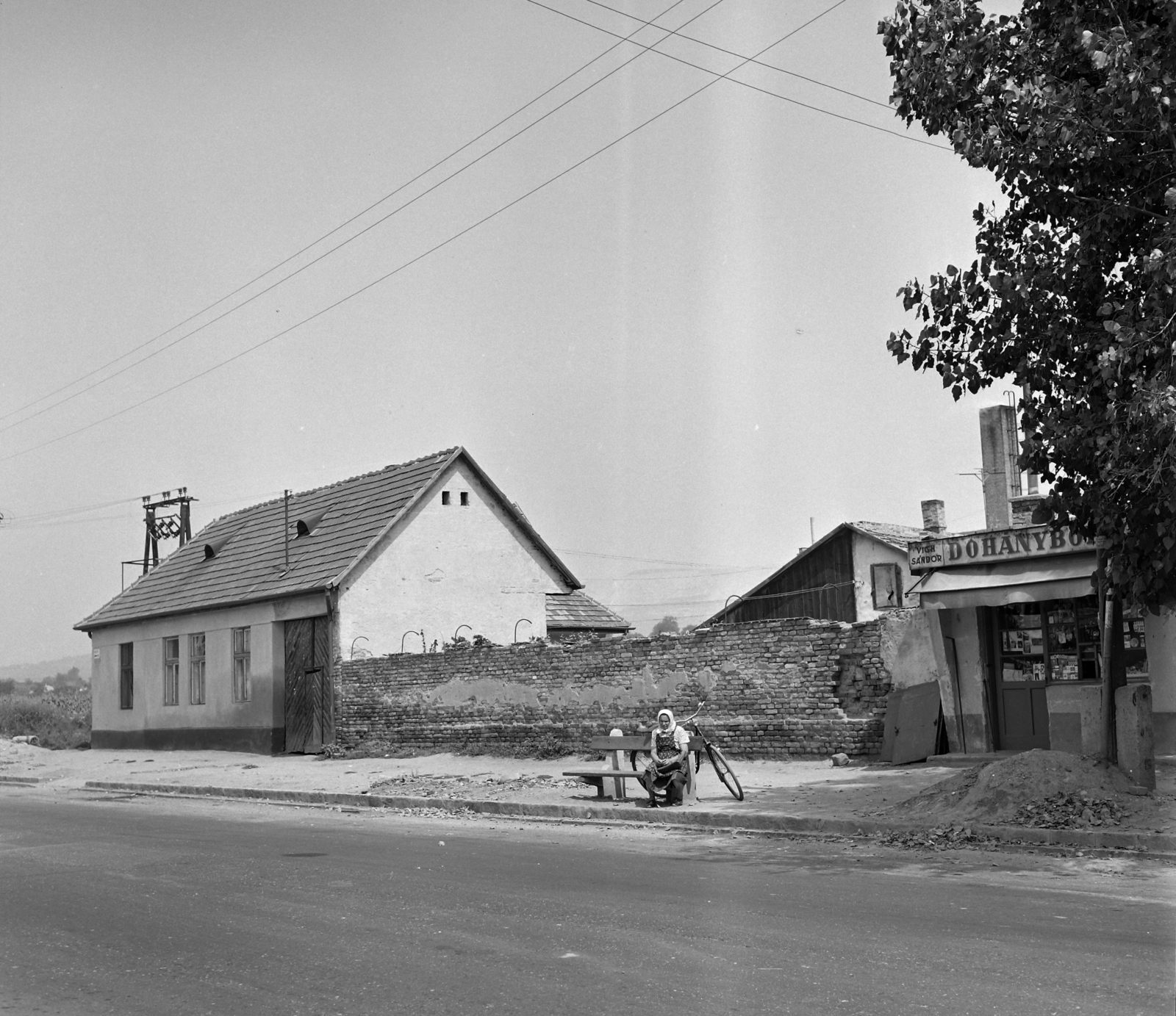 Hungary, Vác, Árpád út (2-es főút) 91., 1970, UVATERV, bicycle, aerial wire, tobacco shop, bench, Fortepan #97914