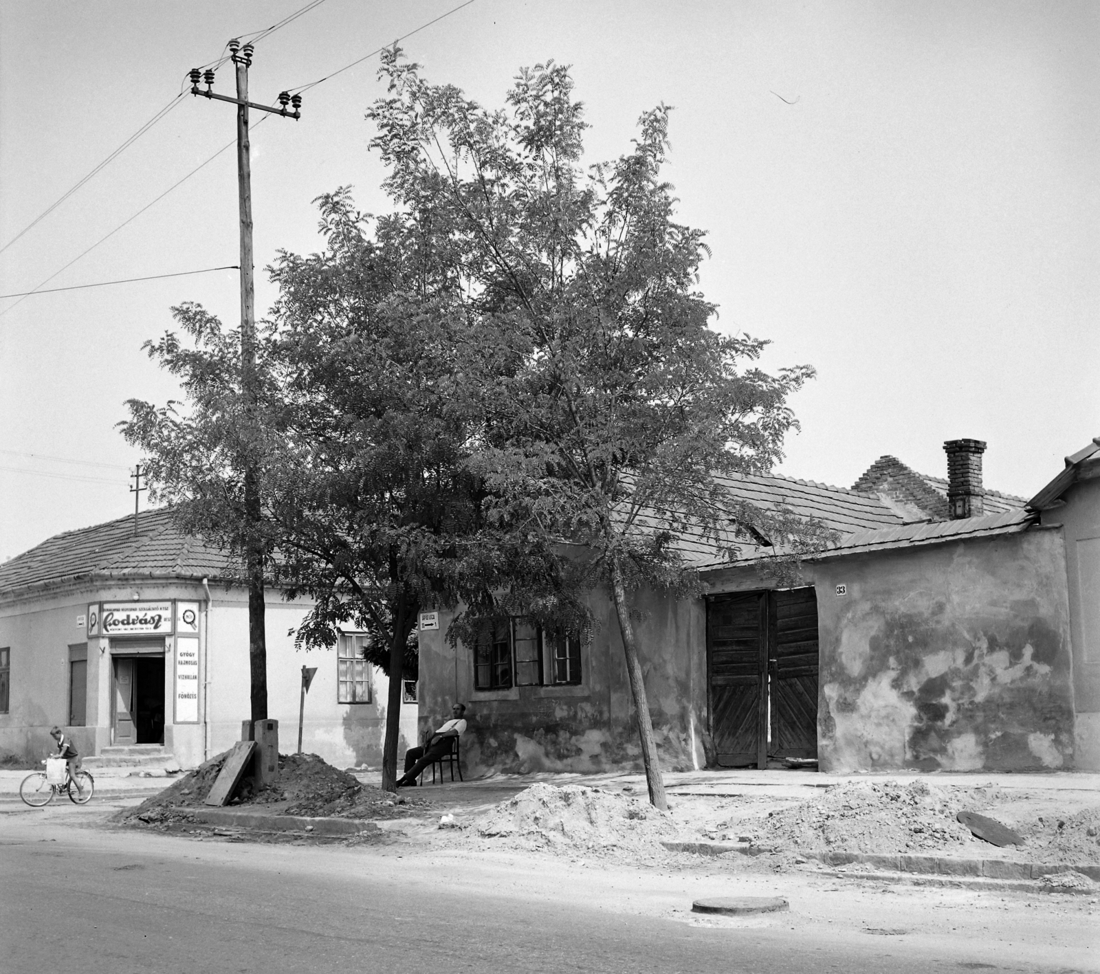 Magyarország, Vác, Árpád út (2-es főút), szemben a Hunyadi János utca torkolata., 1970, UVATERV, fodrászat, utcanévtábla, kerékpár, Fortepan #97918