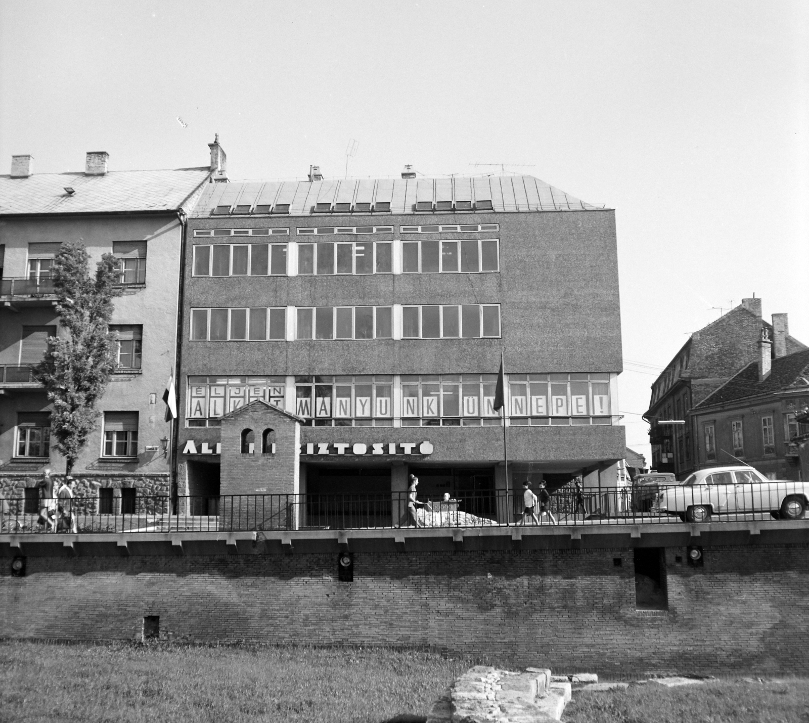 Hungary, Székesfehérvár, Koronázó (Szabadság) tér, Romkert, jobbra a Táncsics Mihály utca., 1970, UVATERV, M21 Wolga, Fortepan #97937