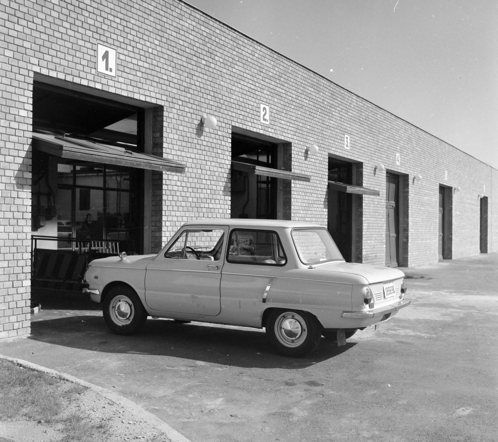 Hungary, Budapest XI., Boldizsár utca, a Magyar Autóklub Műszaki Állomása., 1970, UVATERV, Soviet brand, Zaporozhetz-brand, Budapest, vehicle inspection station, Fortepan #97967