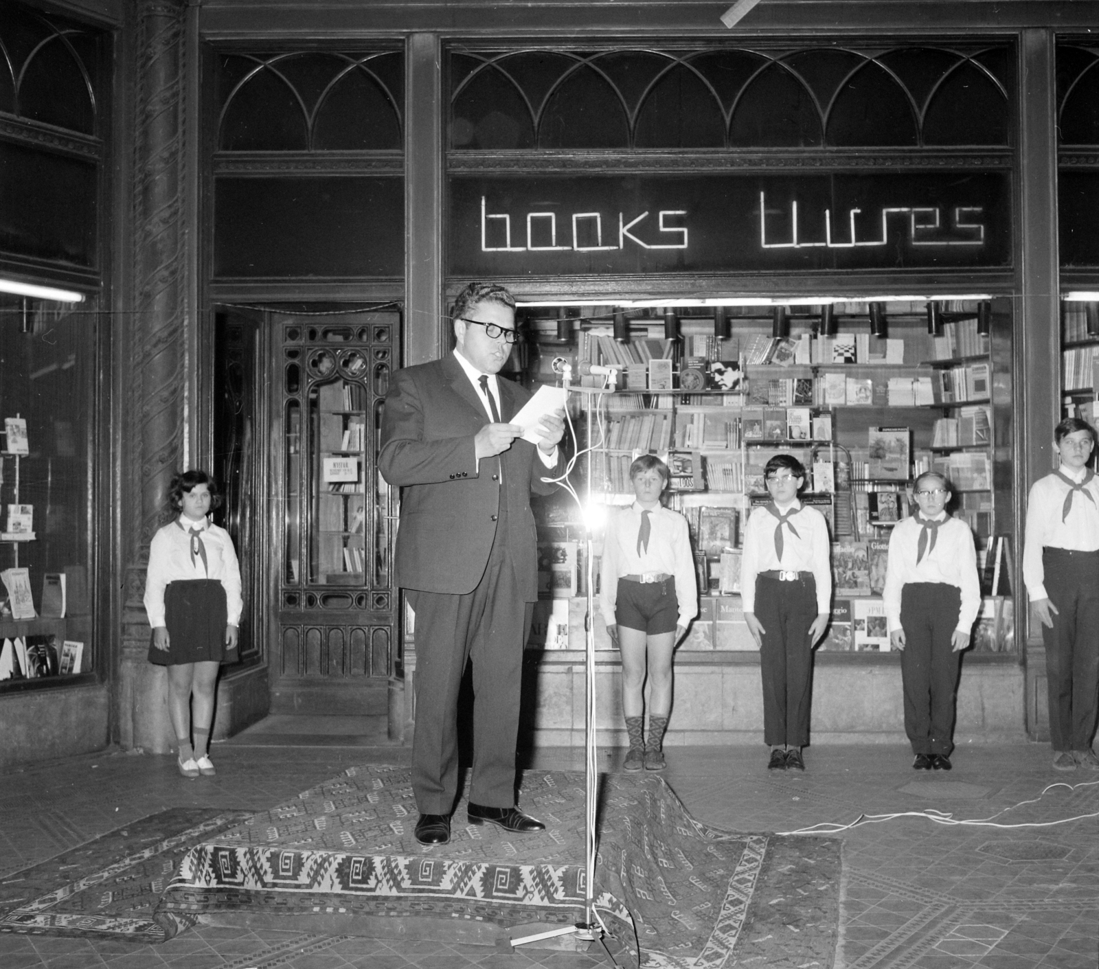 Hungary, Budapest V., Ferenciek tere (Felszabadulás tér), Párizsi udvar., 1970, UVATERV, pioneer, Show window, microphone, Budapest, Fortepan #97981
