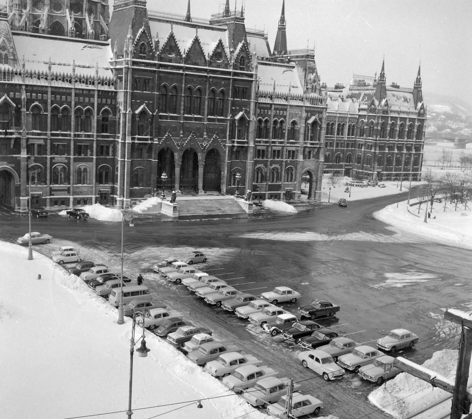 Hungary, Budapest V., Kossuth Lajos tér, Parlament., 1971, UVATERV, Barkas-brand, car park, Imre Steindl-design, Neo-Gothic-style, M21 Wolga, eclectic architecture, Budapest, Fortepan #98015