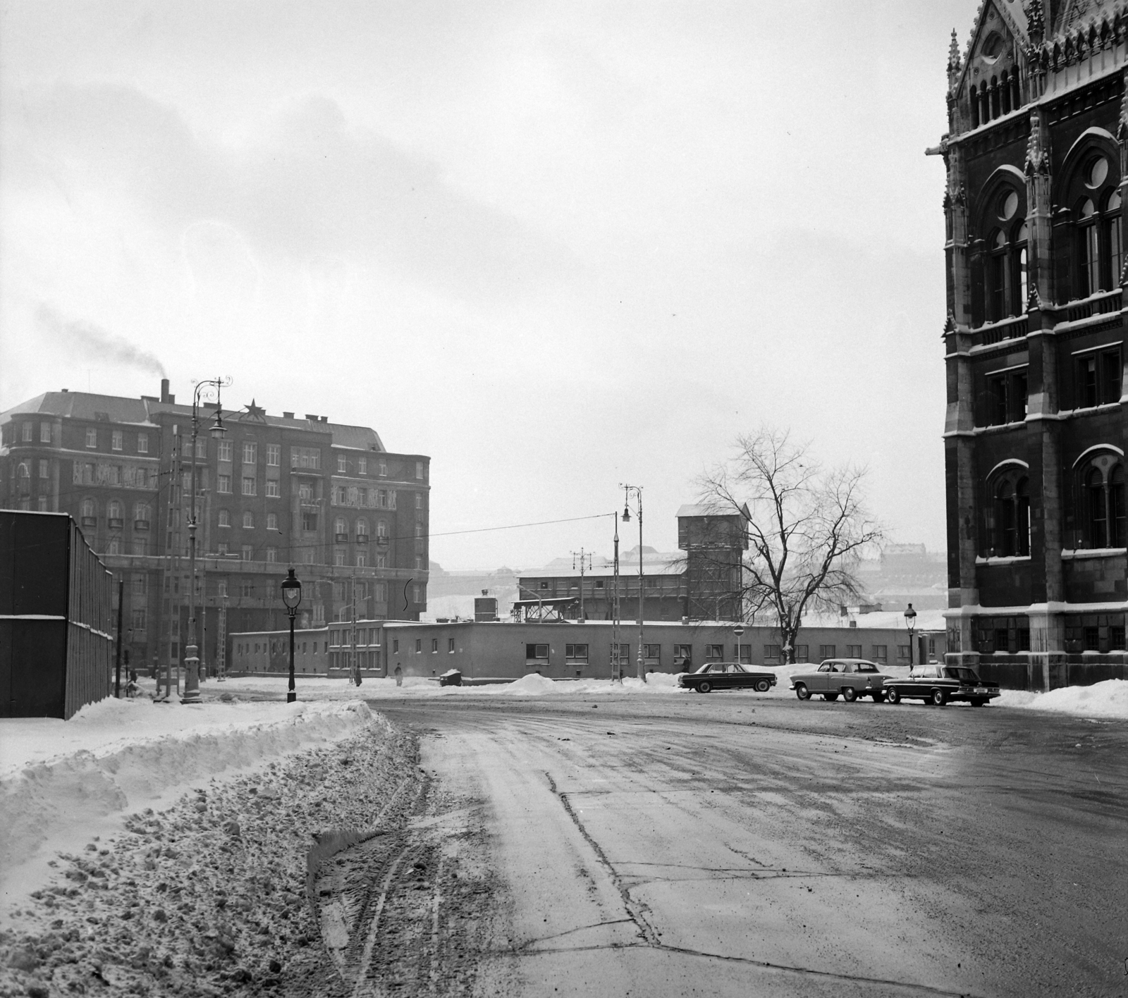 Hungary, Budapest V., háttérben balra a Kossuth Lajos tér 4., jobbra a metróépítés területe a Parlament déli oldala mellett., 1971, UVATERV, subway construction, Budapest, Fortepan #98020