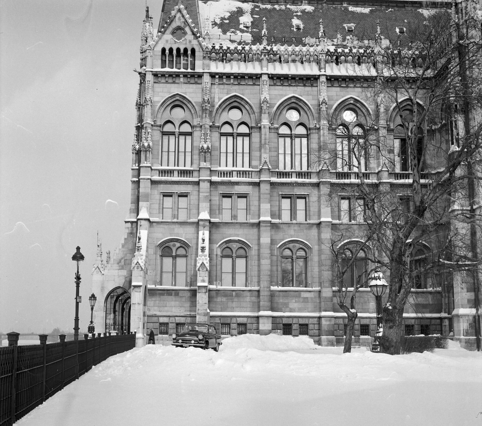 Hungary, Budapest V., Kossuth Lajos tér, Parlament., 1971, UVATERV, winter, snow, Imre Steindl-design, Neo-Gothic-style, eclectic architecture, Budapest, Fortepan #98025
