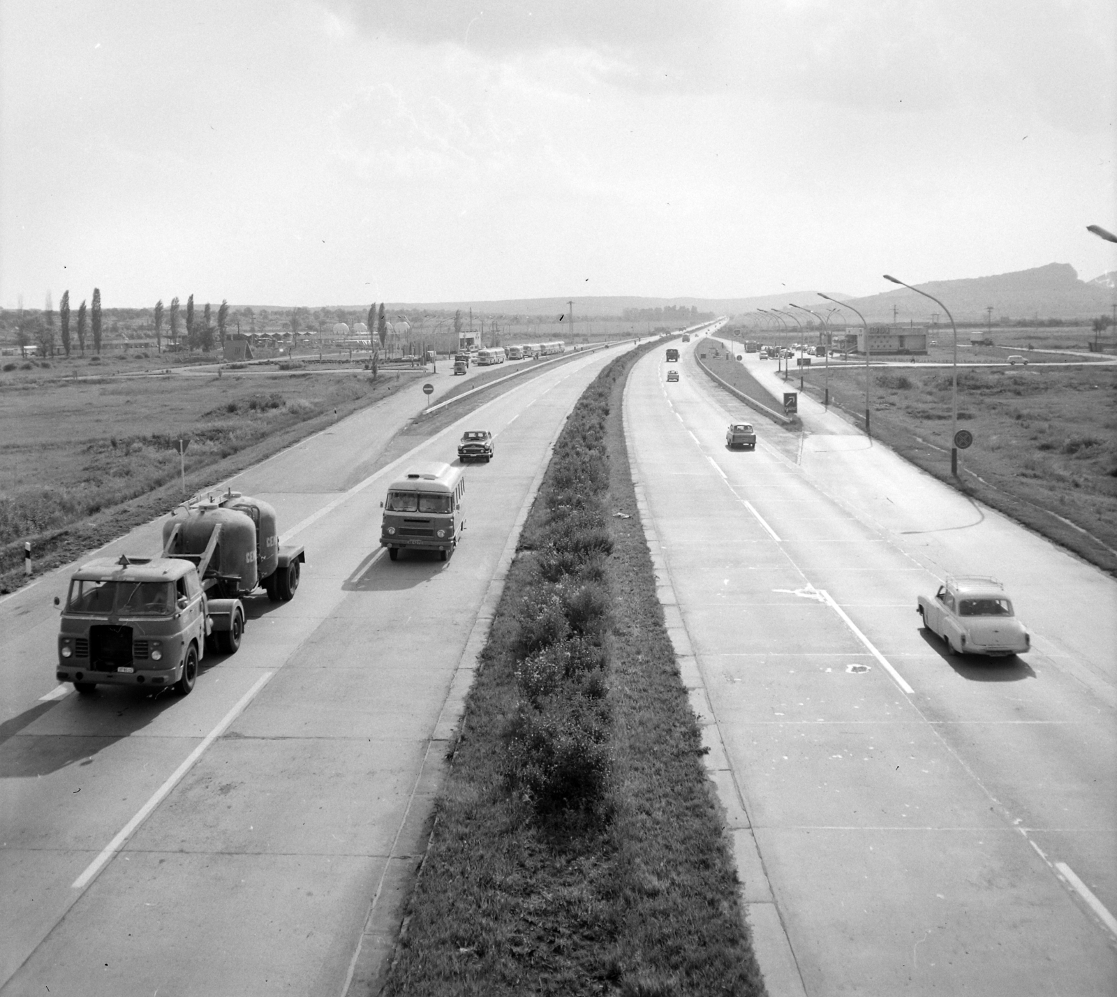 Hungary, Budaörs, az M1-M7-es autópálya közös szakasza a benzinkútnál a Károly király utcai felüljáróról nézve., 1971, UVATERV, Fortepan #98041