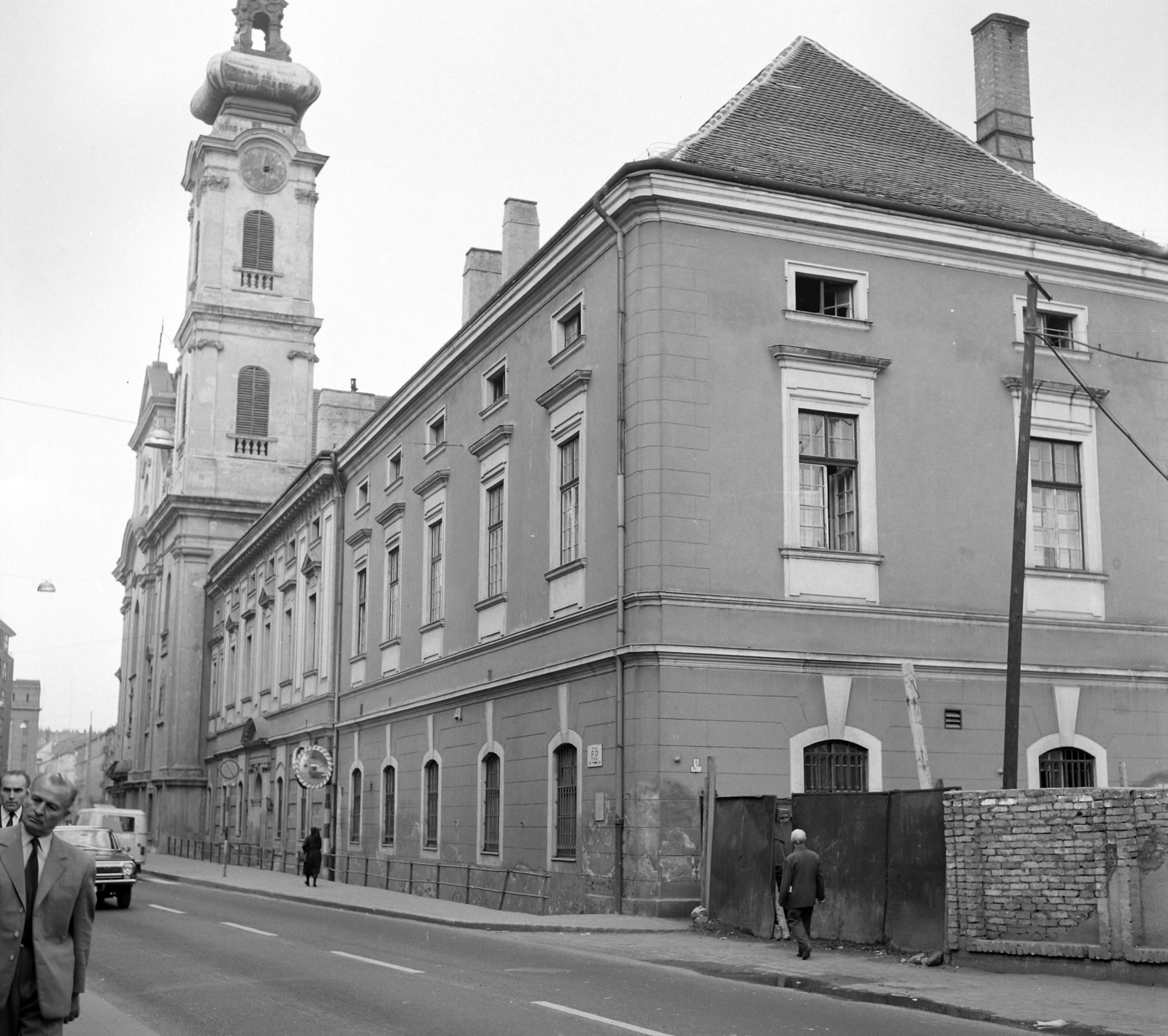 Hungary, Budapest I., Fő utca a Batthyány tér felől a Csalogány utca felé nézve, jobbra a Szent Ferenc sebei templom és az egykori ferences kolostor., 1971, UVATERV, Budapest, Fortepan #98047