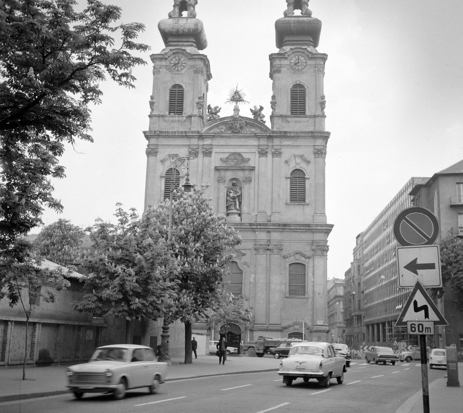 Hungary, Budapest I., Batthyány tér, a Szent Anna-templom a vásárcsarnok elöl nézve., 1971, UVATERV, church, Baroque-style, Catholic Church, board, Budapest, Jesuits, Kristóf Hamon-design, Máté Nöpauer-design, Fortepan #98048