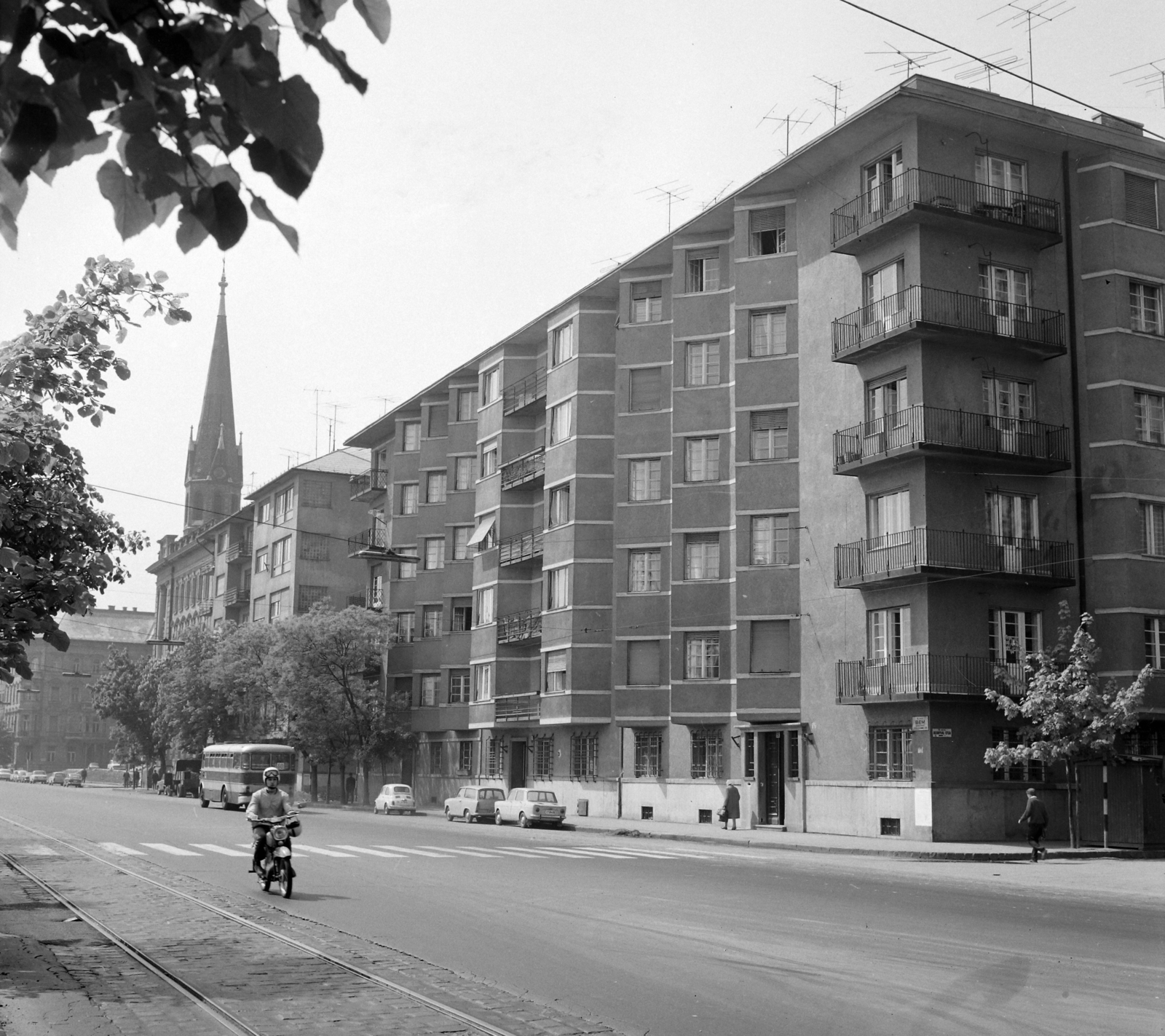 Hungary, Budapest I., Bem rakpart az Aranyhal utcától a Szilágyi Dezső téri református templom felé nézve., 1971, UVATERV, church, bus, Budapest, steeple, motorcycle, Fortepan #98061
