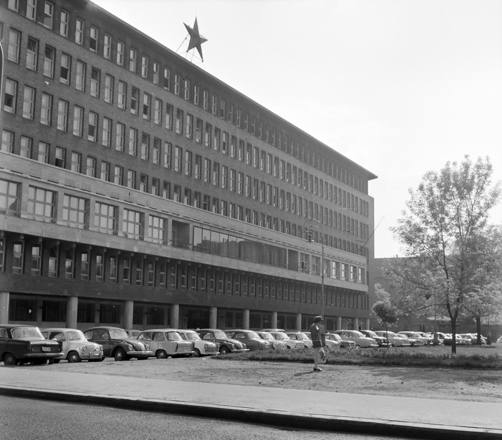 Hungary, Budapest II., Nagy Imre (Bolgár Elek) tér, a Könnyűipari Minisztérium (eredetileg Magyar Királyi Ipari Anyaghivatal) épülete., 1971, UVATERV, Red Star, public building, Budapest, Fortepan #98066