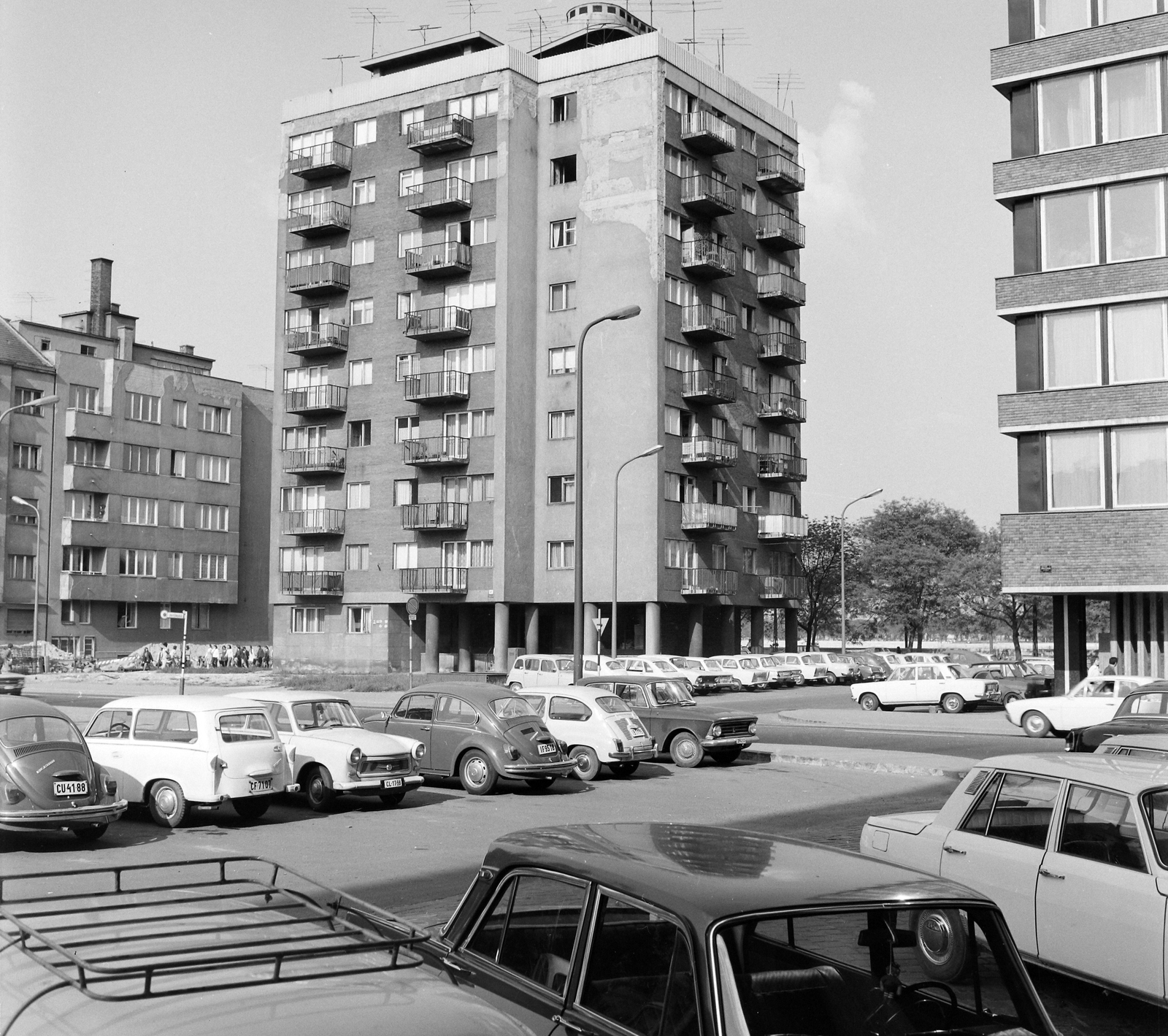 Magyarország, Budapest II., a Fő utca és a Bem rakpart között épült "pontház" a Vitéz utcánál, a Nagy Imre (Bolgár Elek) tér felől nézve., 1971, UVATERV, Trabant 601, Moszkvics 408, Trabant 600, Renault 4, Polski Fiat 125p, Fiat 600, Budapest, Fortepan #98076