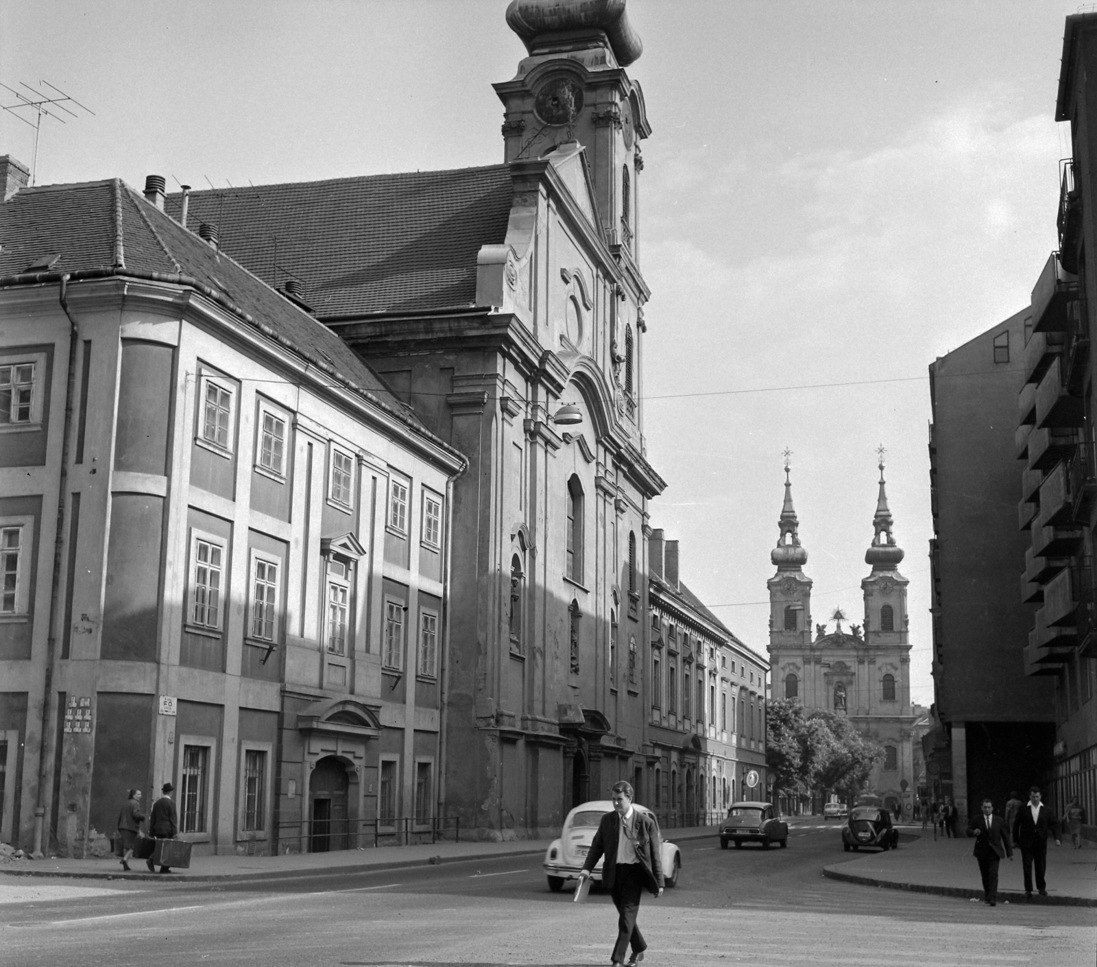 Hungary, Budapest I., Fő utca a Csalogány utca kereszteződéséből a Batthyány tér felé nézve. Balra a Szent Ferenc sebei templom és az egykori ferences kolostor, szemben a Szent Anna-templom., 1971, UVATERV, Budapest, Fortepan #98077