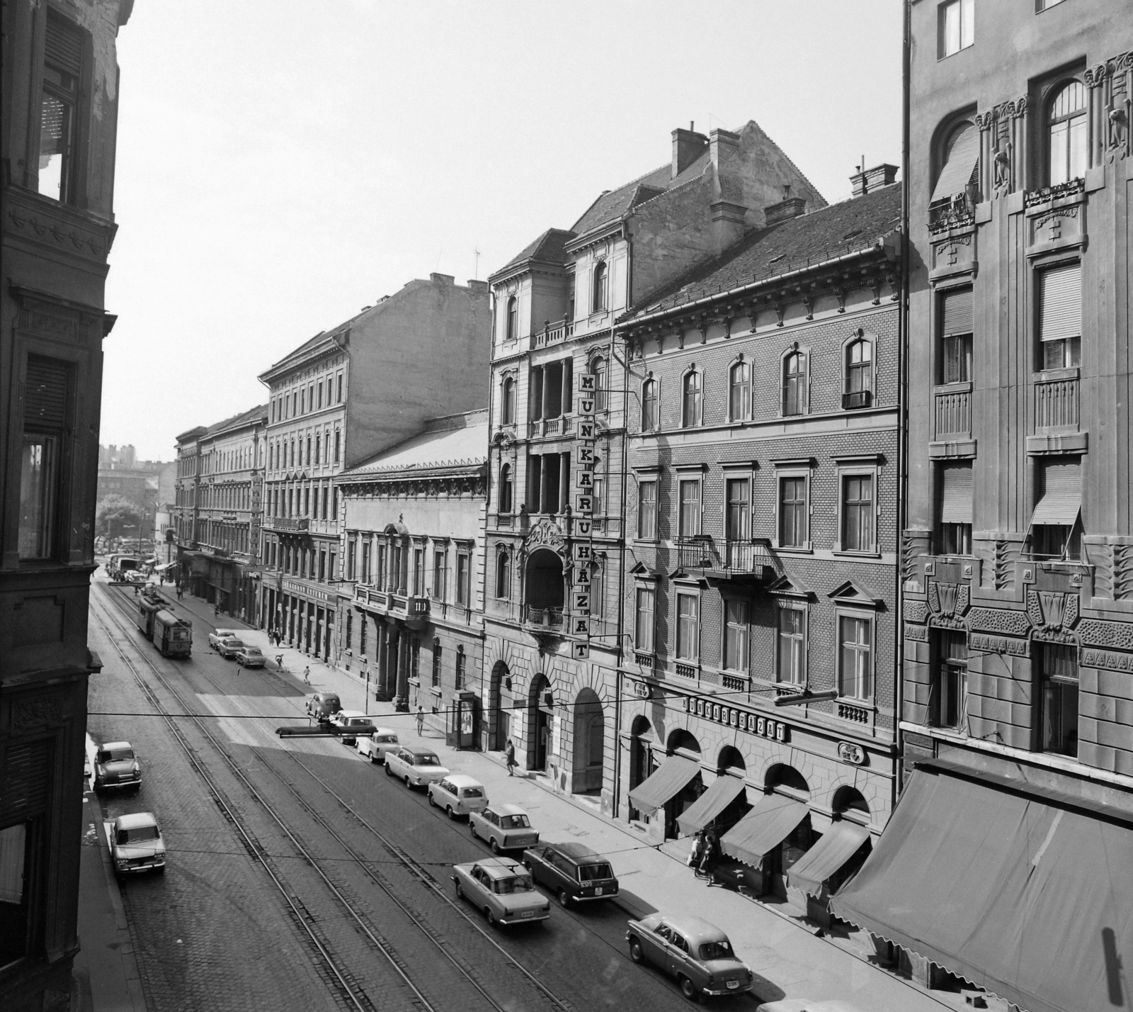 Magyarország, Budapest VIII.,Budapest IX., Üllői út a Kálvin tér felé nézve. A középen lévő három ház helyén - az irodaházak építése során - nyitották a névtelen utcát., 1971, UVATERV, Budapest, Fortepan #98102