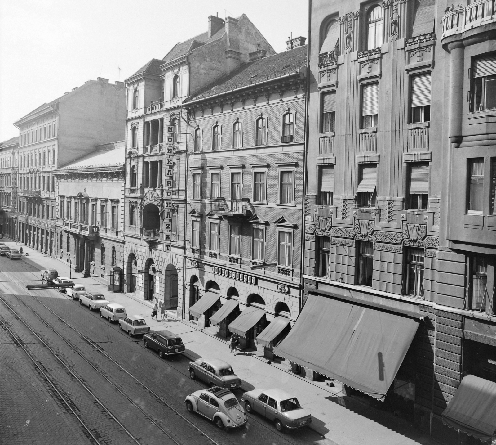 Magyarország, Budapest VIII.,Budapest IX., Üllői út a Kálvin tér felé nézve. A középen lévő három ház helyén - az irodaházak építése során - nyitották a névtelen utcát., 1971, UVATERV, Budapest, Fortepan #98105