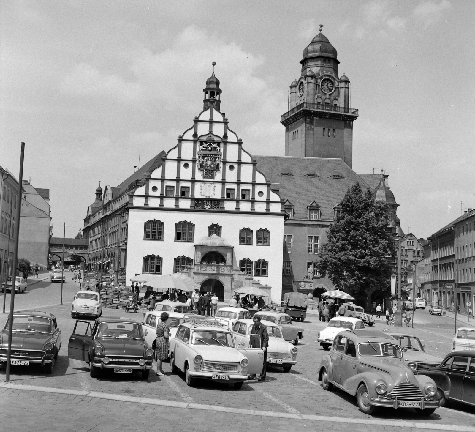 Germany, Plauen, Altmarkt, szemben a Régi Városháza, háttérben az Új Városháza tornya., 1971, UVATERV, GDR, Fortepan #98112