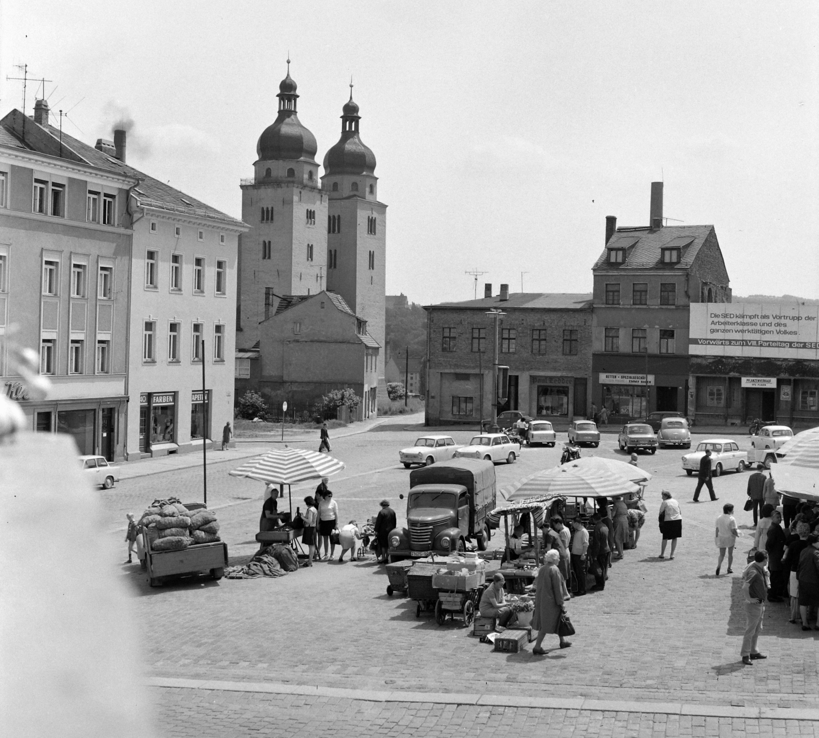 Németország, Plauen, Altmarkt, szemben a Johanniskirche., 1971, UVATERV, Trabant-márka, napernyő, teherautó, utcakép, életkép, NDK, kézikocsi, rendszám, IFA F9, Wartburg 353, Fortepan #98113