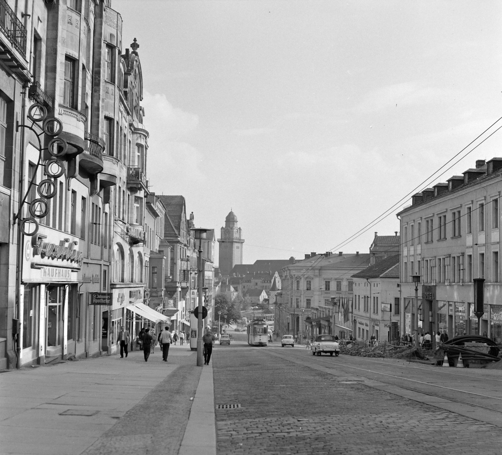 Németország, Plauen, Bahnhofstrasse, háttérben az Új Városháza tornya., 1971, UVATERV, utcakép, életkép, villamos, NDK, Wartburg 311/312, Skoda Felicia, viszonylatszám, Fortepan #98115