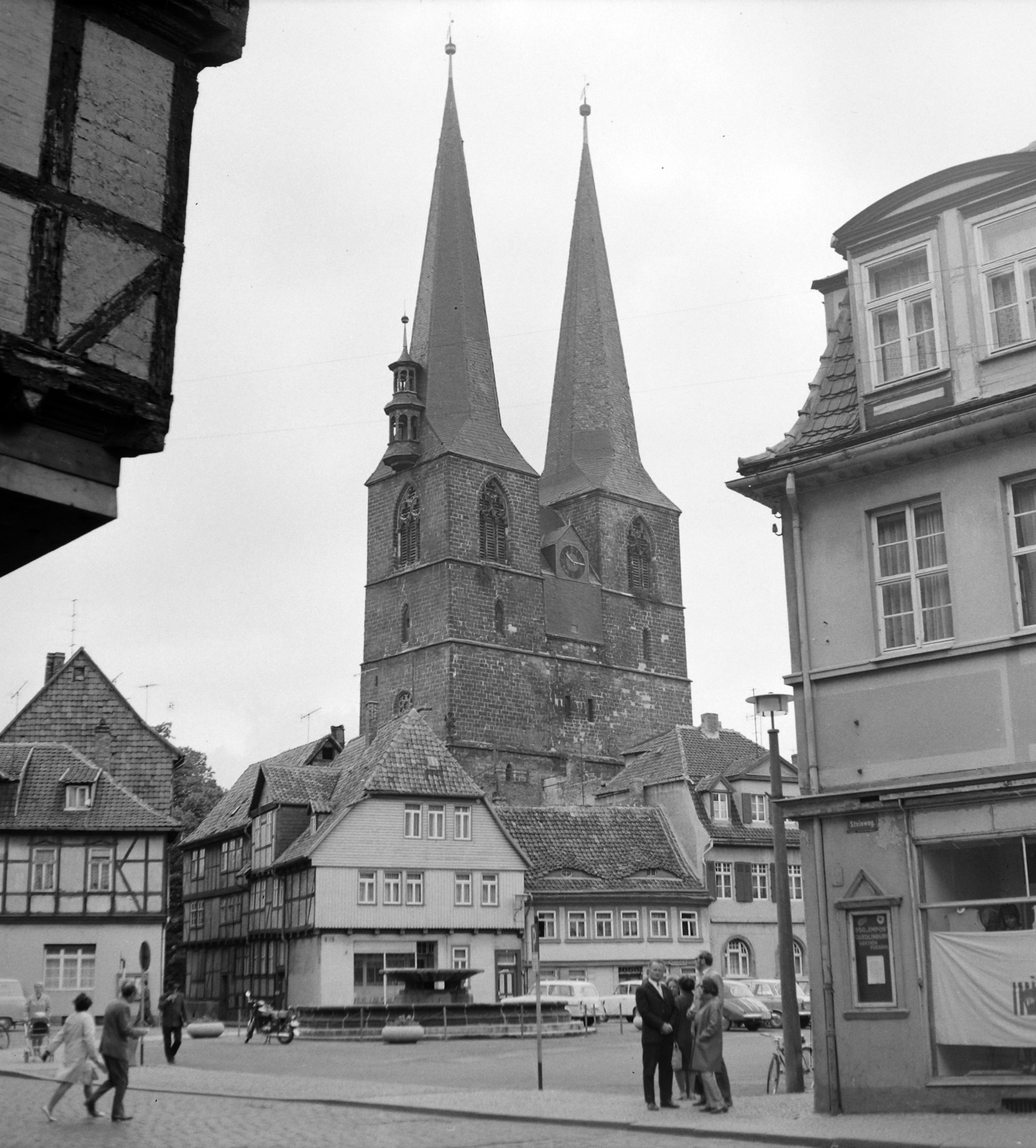 Németország, Quedlinburg, Nikolaikirche a Steinweg-től nézve, középen a Mathildenbrunnen., 1971, UVATERV, templom, motorkerékpár, utcakép, életkép, NDK, Fortepan #98120