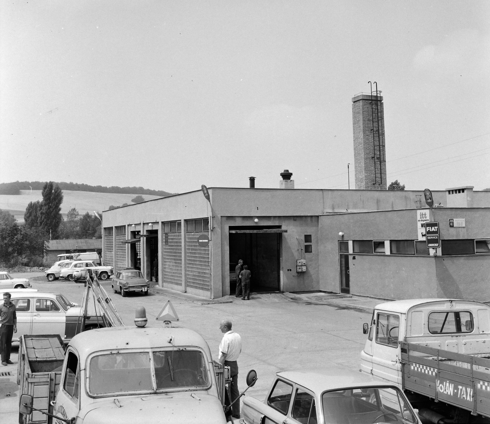 Hungary, Salgótarján, Rákóczi út 135. AFIT szerviz., 1971, UVATERV, taxicab, AFIT organisation, Zaporozhetz-brand, tow truck, Fortepan #98128