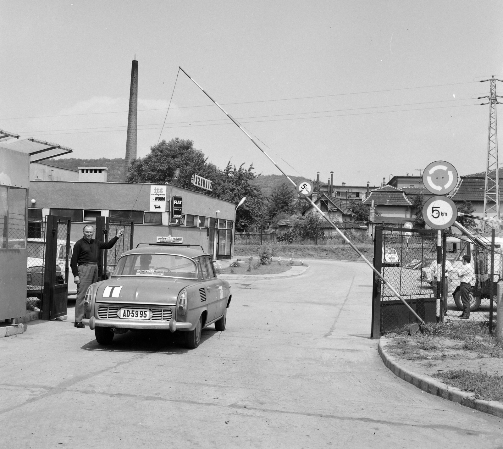 Hungary, Salgótarján, Rákóczi út 135. AFIT szerviz, bejárat a Fülemüle utca felől., 1971, UVATERV, gate, Skoda-brand, number plate, learner driver, AFIT organisation, road sign, barrier, chimney, Fortepan #98131