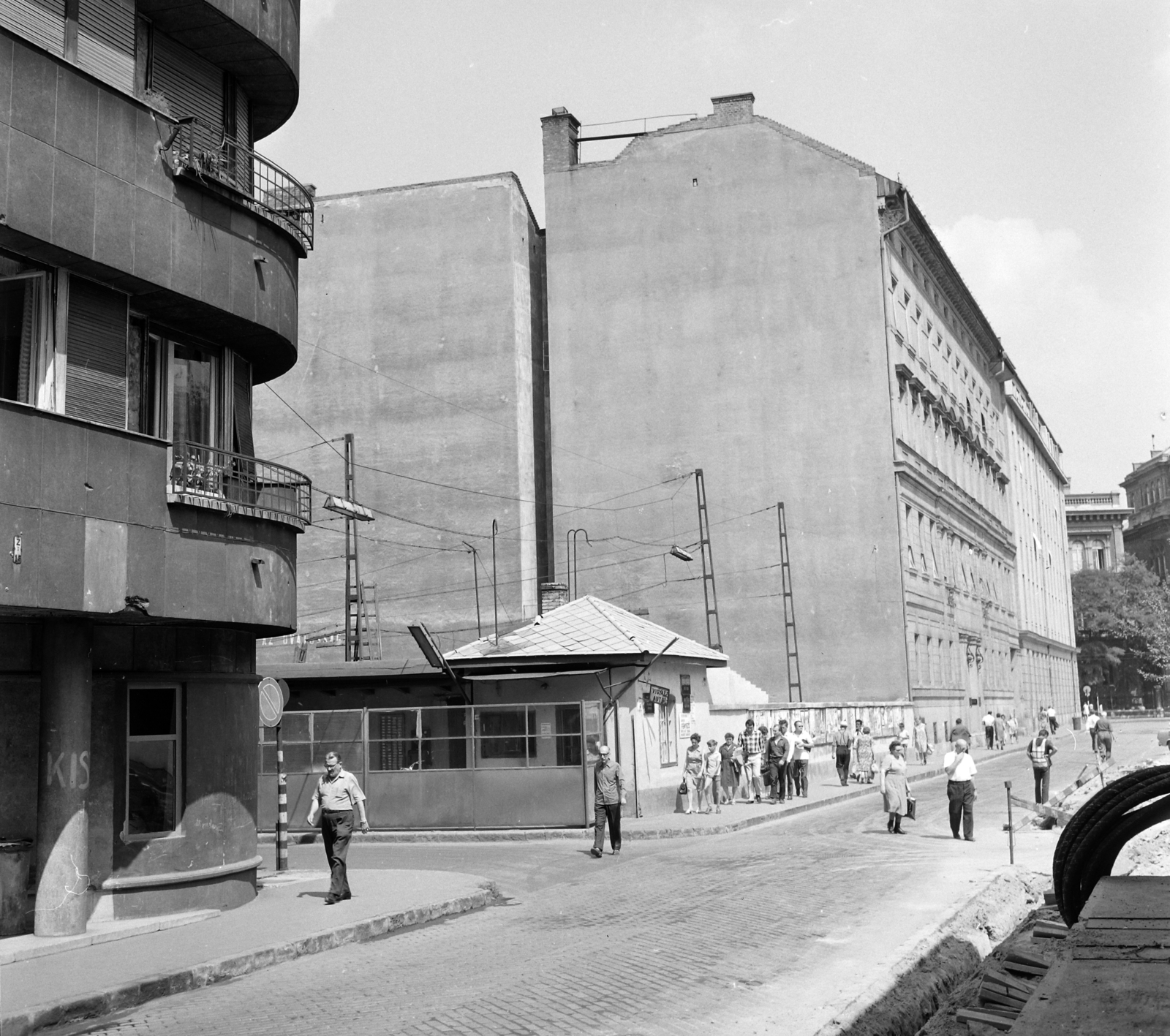 Hungary, Budapest IX., Köztelek utca az Üllői út felé nézve., 1971, UVATERV, pedestrian, street view, genre painting, road construction, TEFU-organisation, Budapest, Fortepan #98138