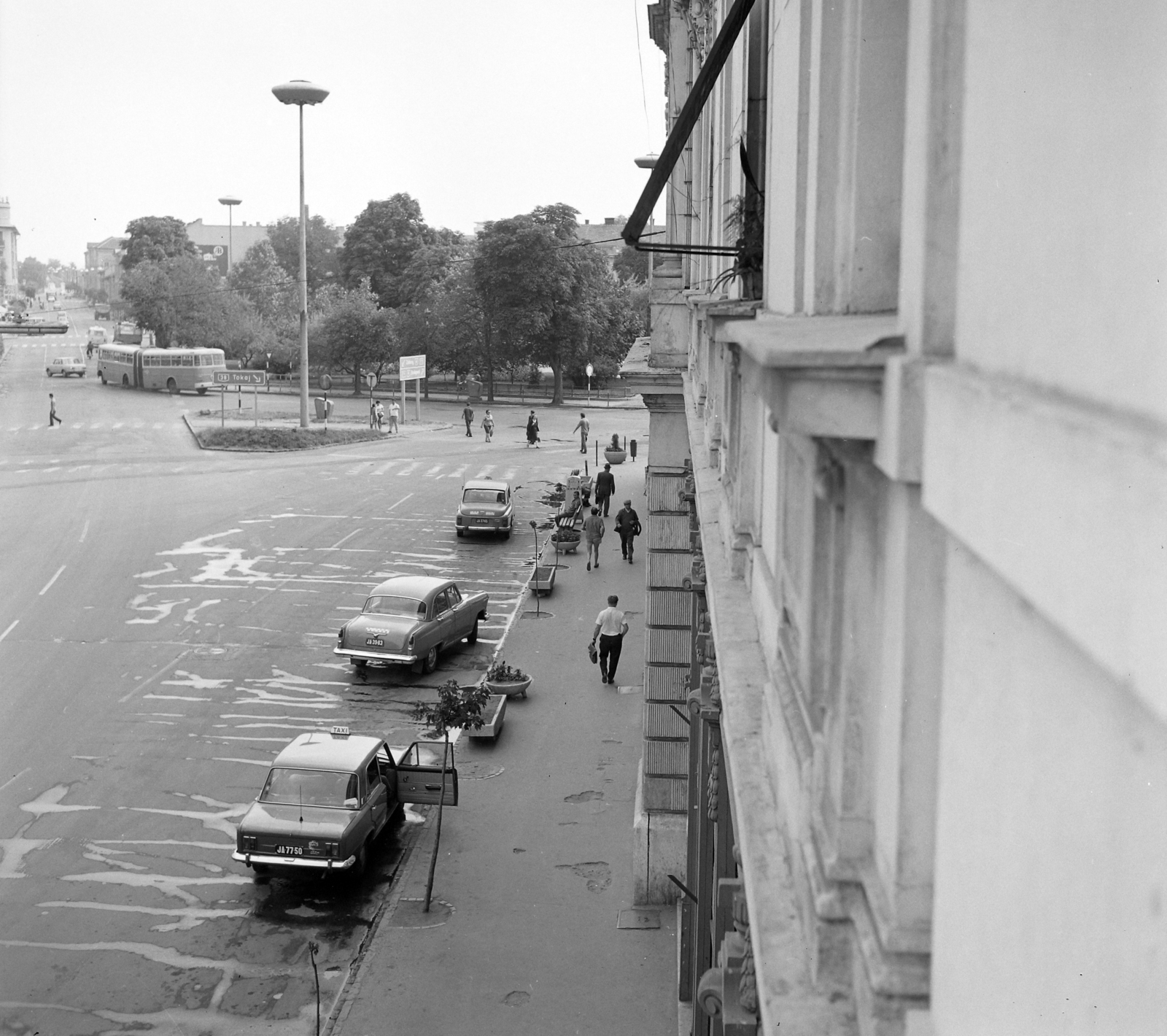 Magyarország, Nyíregyháza, Dózsa György utca, szemben a Kossuth tér., 1971, UVATERV, autóbusz, járókelő, utcakép, életkép, taxi, GAZ M21 Volga, taxiállomás, rendszám, Polski Fiat 125p, virágtartó, FSO Warszawa, Fortepan #98157