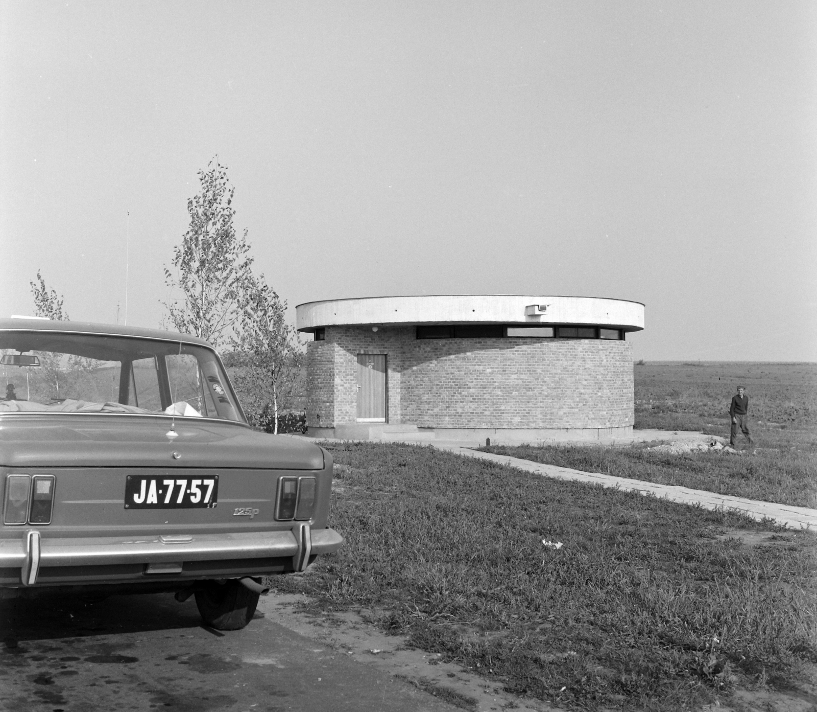 Magyarország,Balaton, Siófok, M7-es autópálya, pihenőhely a 100-as km-nél., 1971, UVATERV, taxi, nyilvános WC, rendszám, Polski Fiat 125p, Fortepan #98172