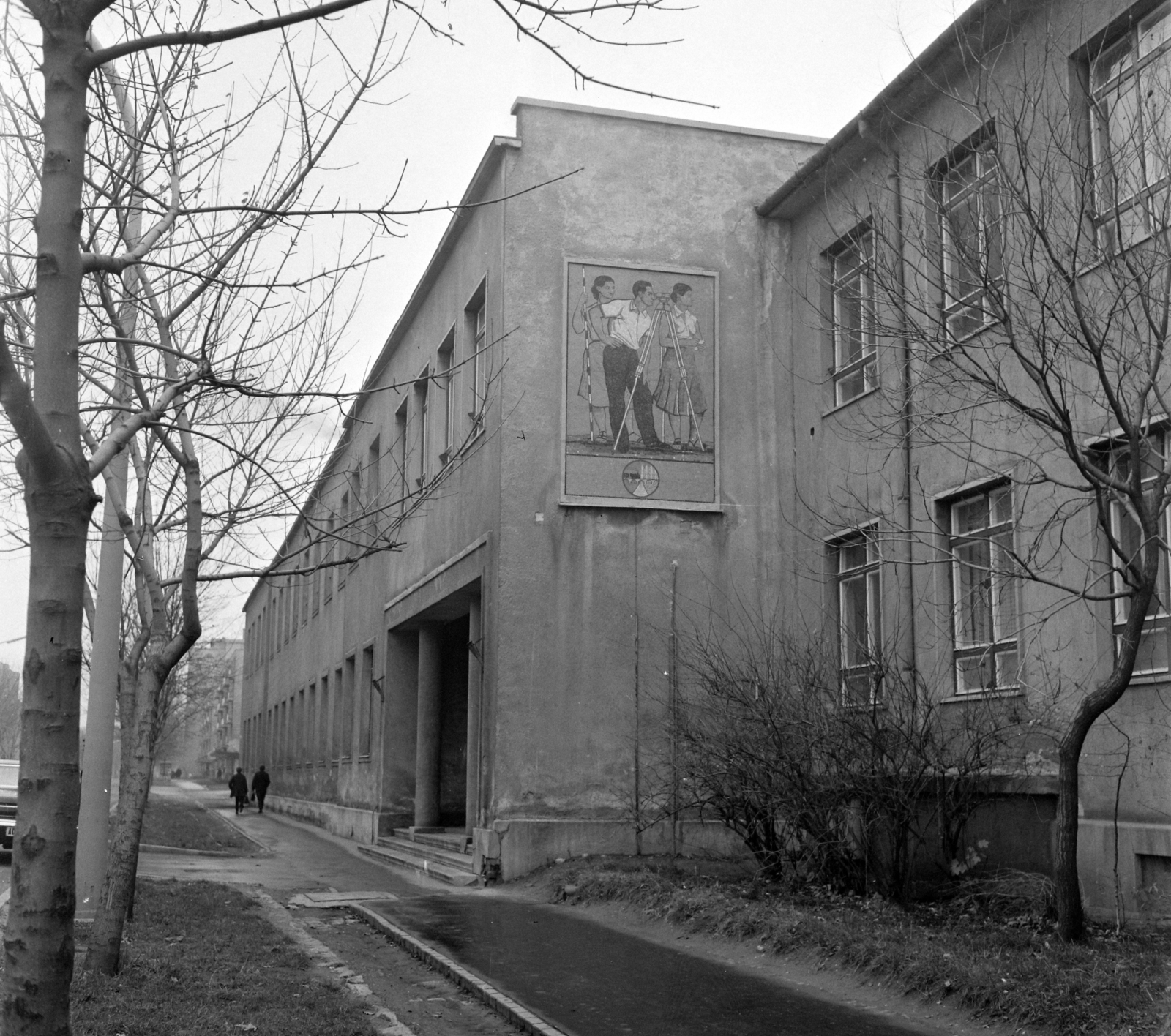 Hungary, Székesfehérvár, Deák Ferenc utca, Jáky József Útépítési Technikum (később középiskola). Az épület oldalfalán Nuridsány Zoltán 1955-ben készült mozaikja, Mérnök., 1971, UVATERV, art, school, street view, building, wall picture, mosaic, Fortepan #98181