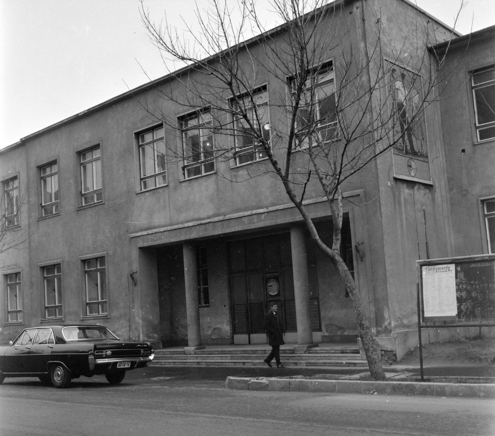 Hungary, Székesfehérvár, Jáky József Útépítési Technikum (később középiskola). Az épület oldalfalán Nuridsány Zoltán 1955-ben készült mozaikja, Mérnök., 1971, UVATERV, school, billboard, building, wall picture, automobile, number plate, mosaic, entrance, Fortepan #98183