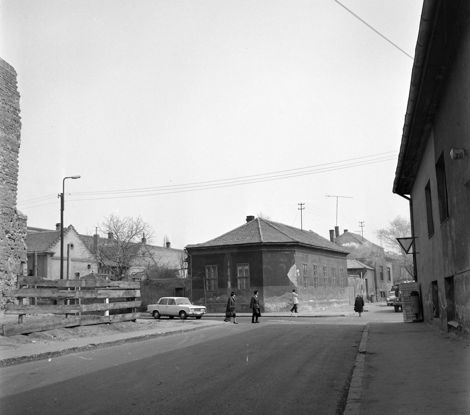 Hungary, Pécs, Nagy Lajos király útja (Szalai András utca) a Somogyi Béla utca irányába nézve, szemben az Alsómalom utca (Rózsa Ferenc út) kereszteződése., 1972, UVATERV, Fortepan #98207