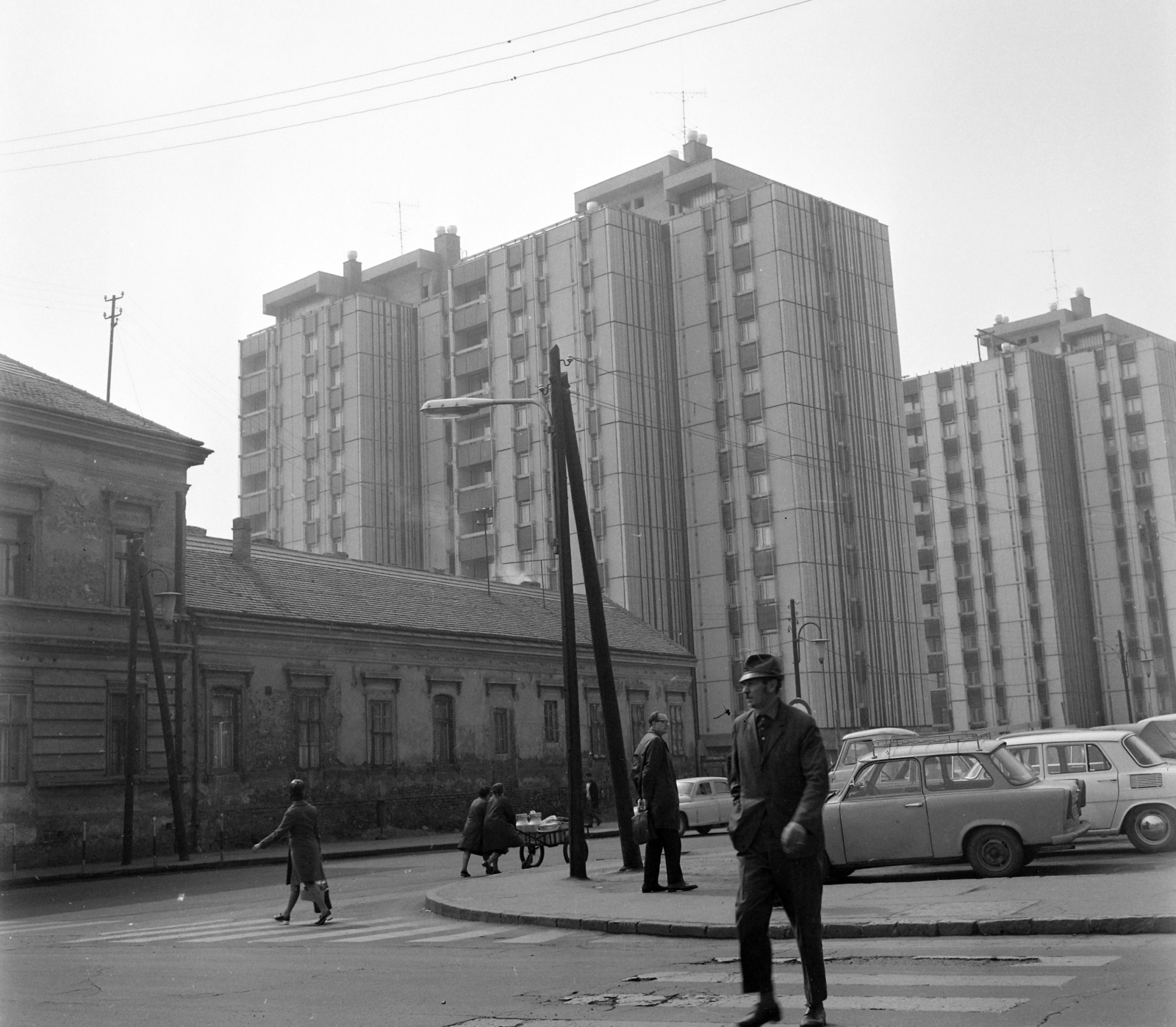 Hungary, Pécs, Bajcsy-Zsilinszky utca, szemben a Nagy Lajos király útja (Szalai András utca) Jókai (Jókai Mór) utca felé vezető házsora., 1972, UVATERV, Fortepan #98210