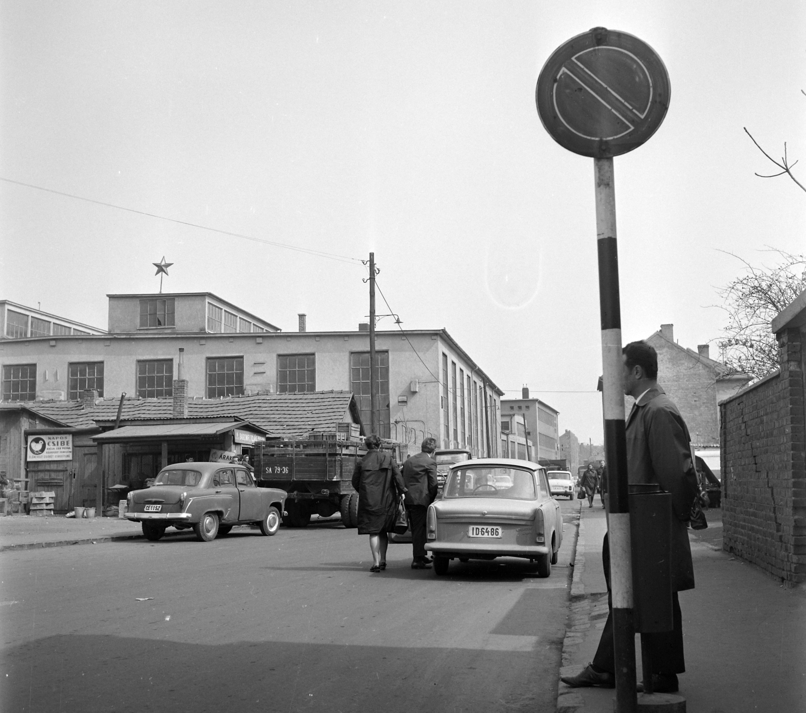 Magyarország, Pécs, Nagy Lajos király útja (Szalai András utca), balra a Sopiana Gépgyár a Bajcsy-Zsilinszky utca irányából nézve., 1972, UVATERV, Fortepan #98211