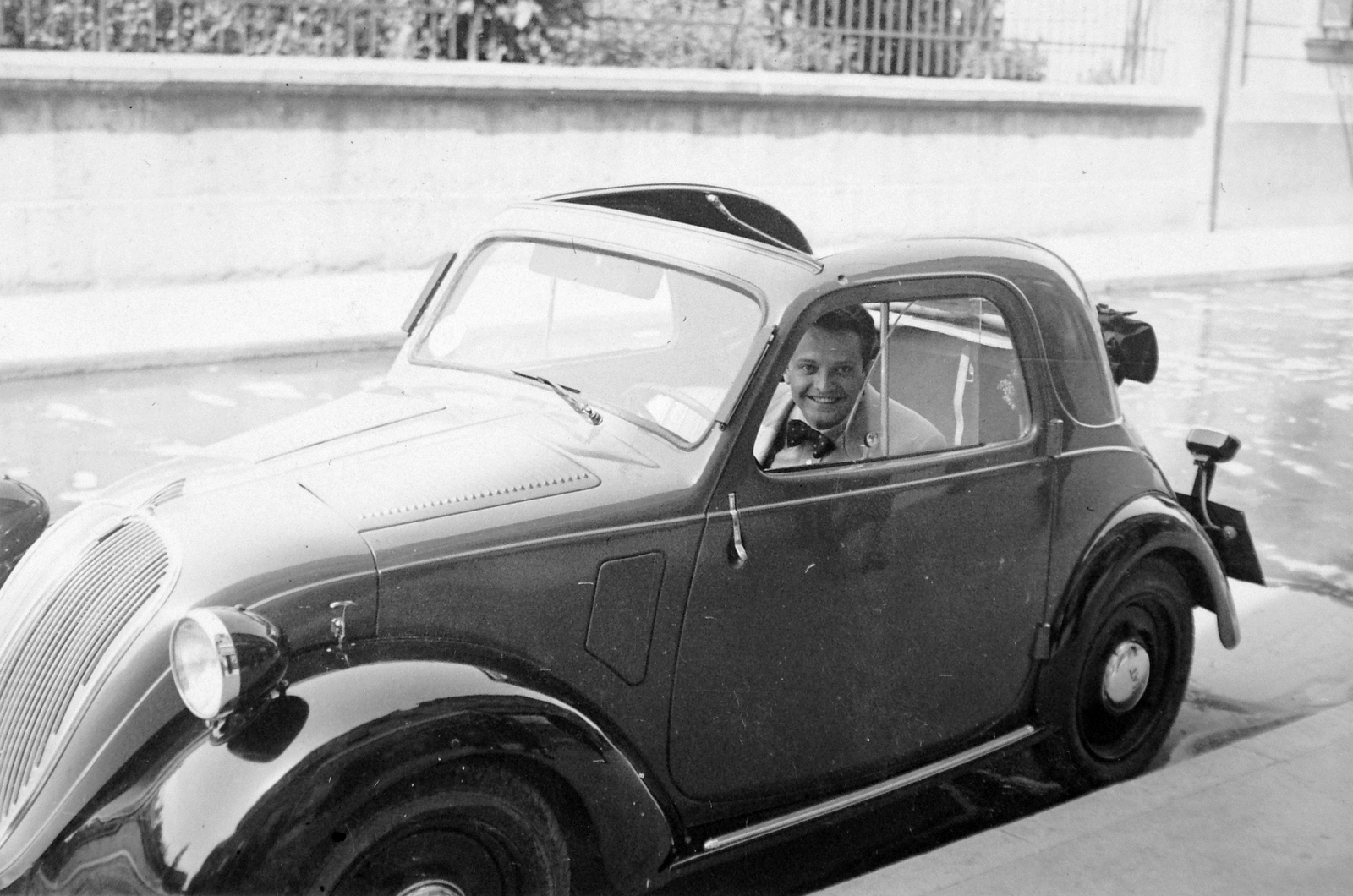 FIAT 500 - ismertebb nevén Topolino - személygépkocsi., 1946, Fortepan, portré, mosoly, Fiat-márka, olasz gyártmány, férfi, automobil, Fiat 500 Topolino, Fortepan #9825